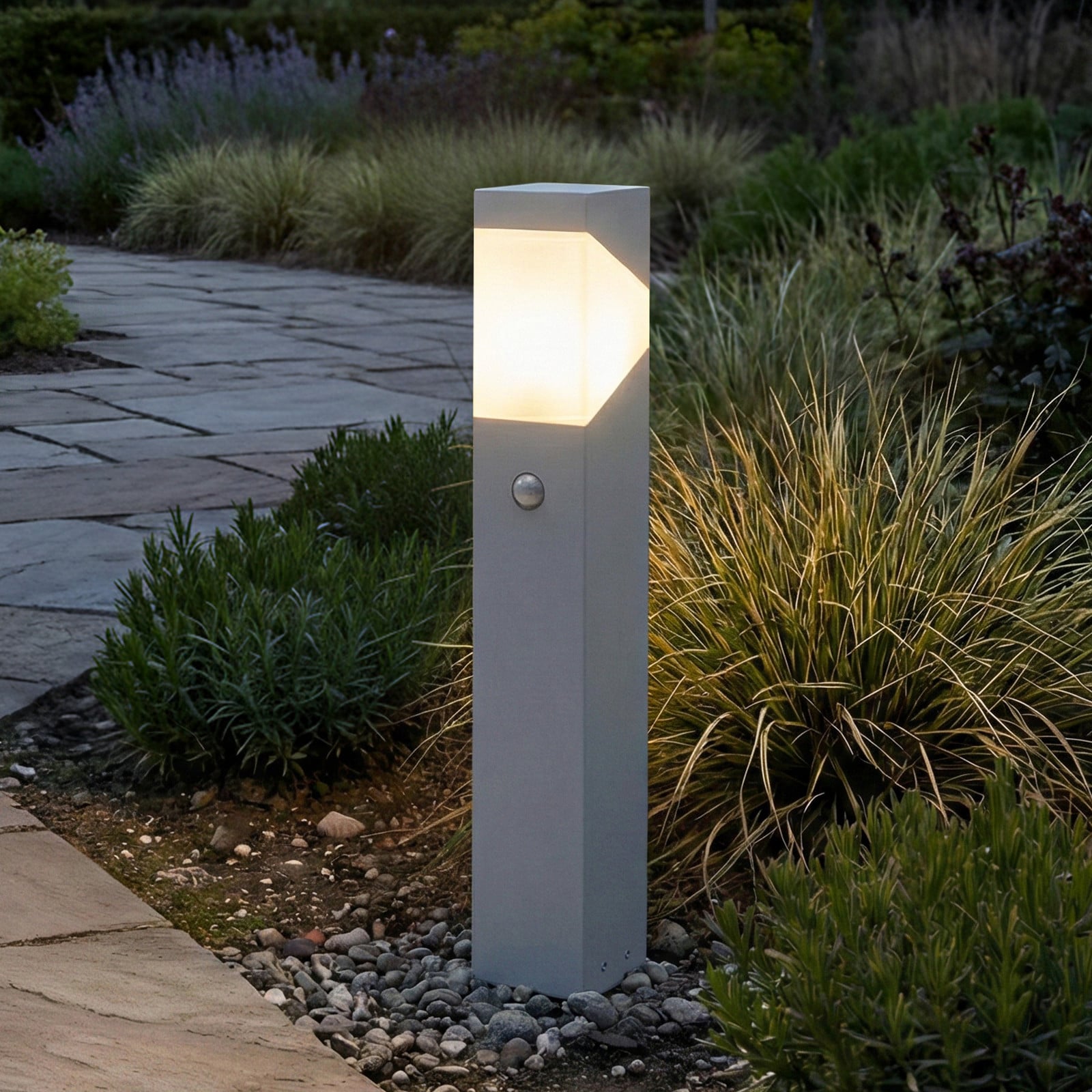 Kiran sockellampa, ljusgr&aring;, sensor, 60 cm, E27, IP44 &ndash; Lucande - Terrass - Modern - Aluminium - Med en ljusk&auml;lla