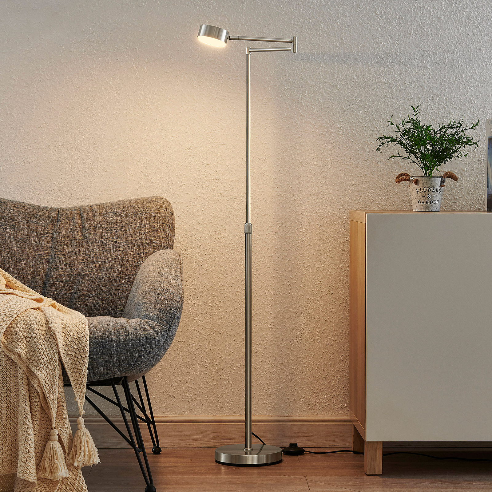 Lindby Kaylou LED-gulvlampe, justerbar, nikkel