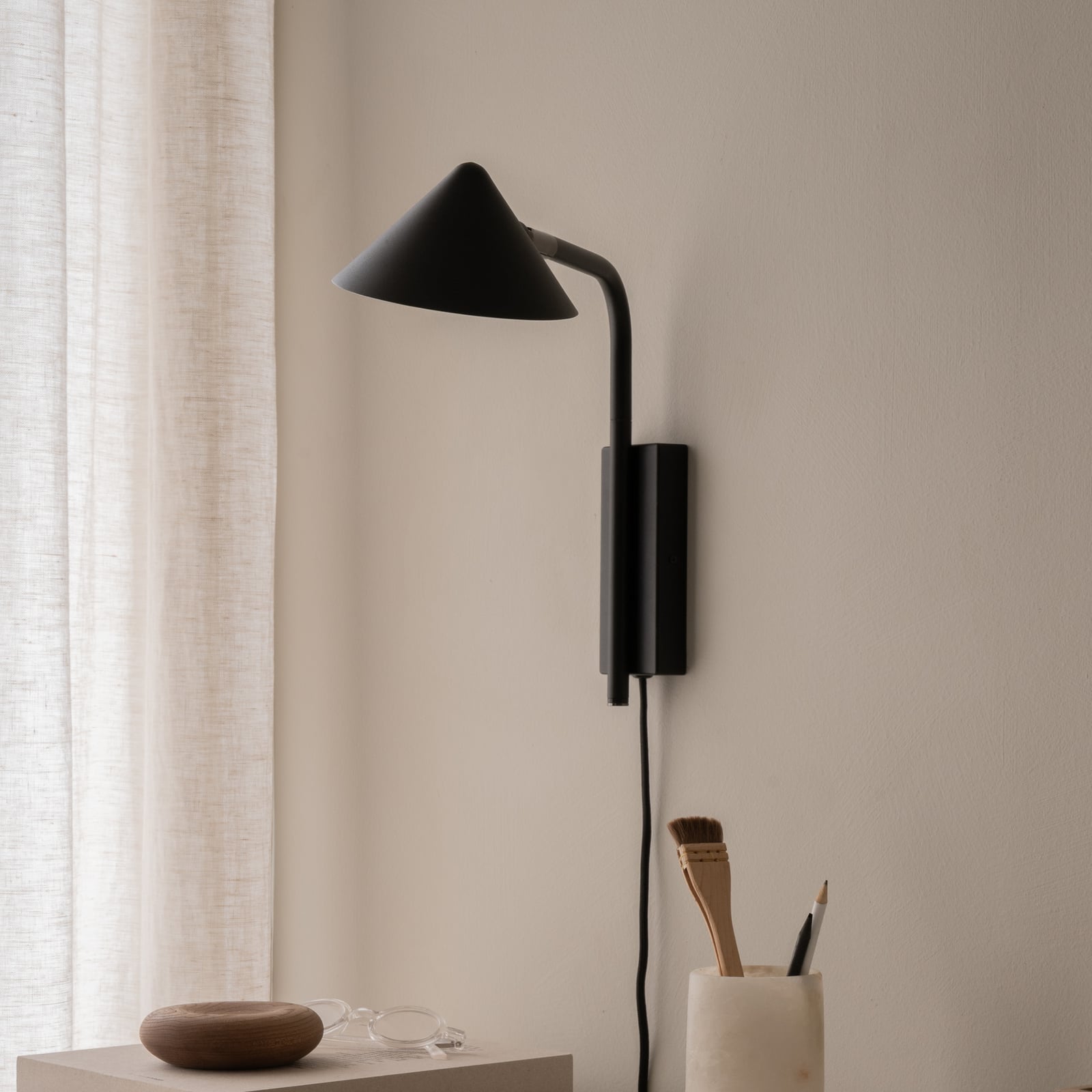 Applique Kuro, nera, 32 cm, con spina, G9 - Watt & Veke