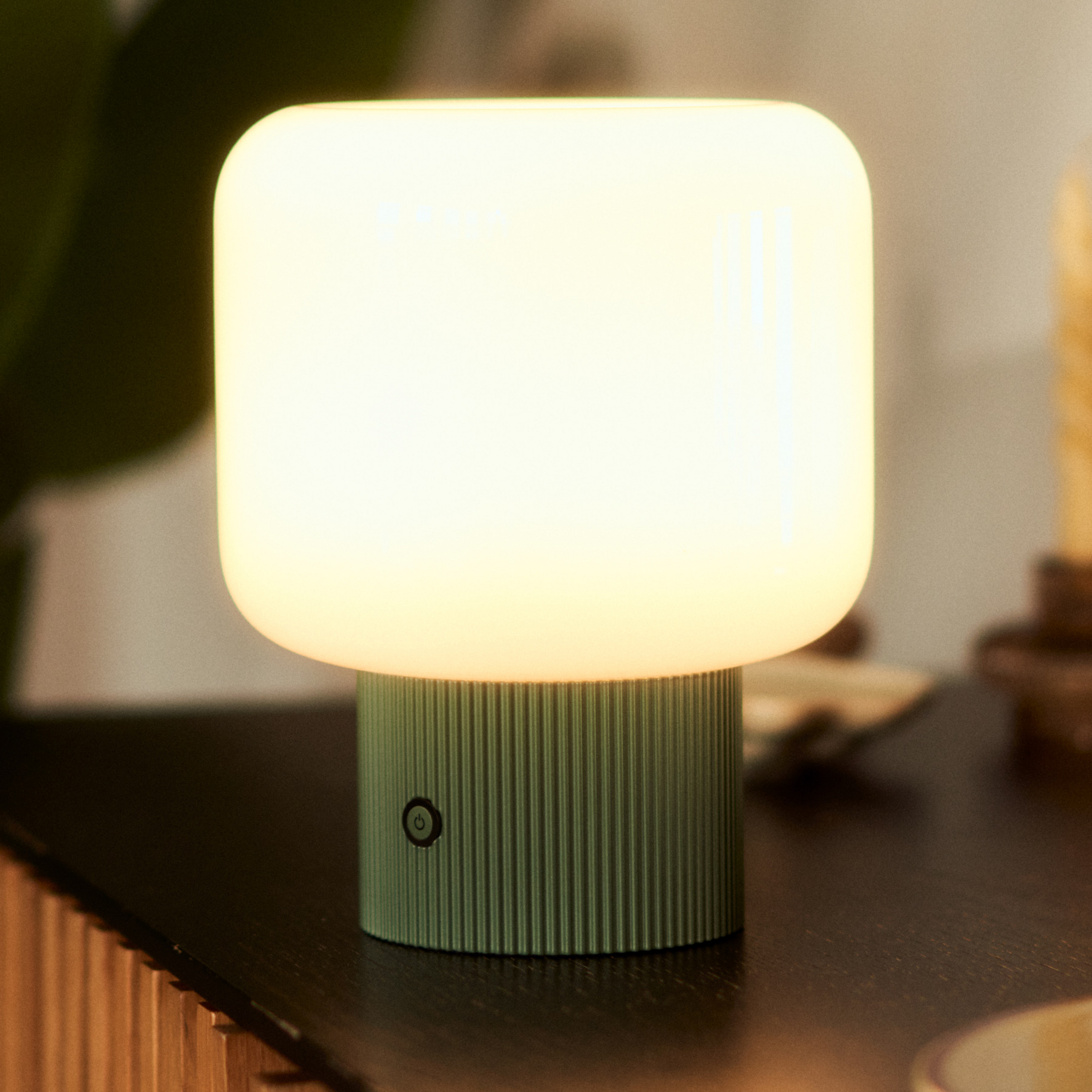 Lucande LED-Akku-Tischleuchte Katrin Palme, grün, Glas