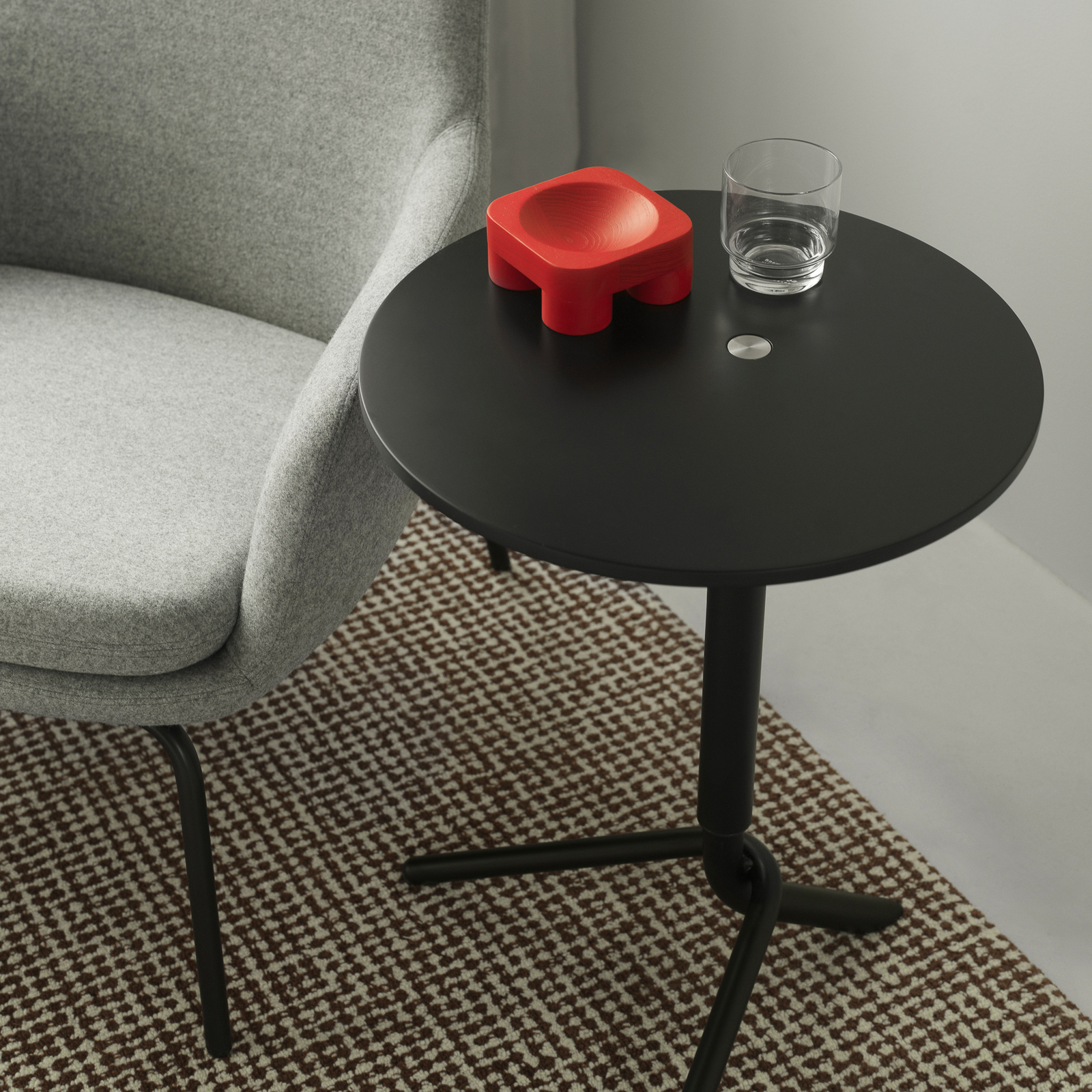 Bijzettafel Lift, zwart, staal, MDF, hoogte 56,5 cm - Normann Copenhagen Bijzettafel Lift, zwart, staal, MDF, hoogte 56,5 cm - Normann Copenhagen