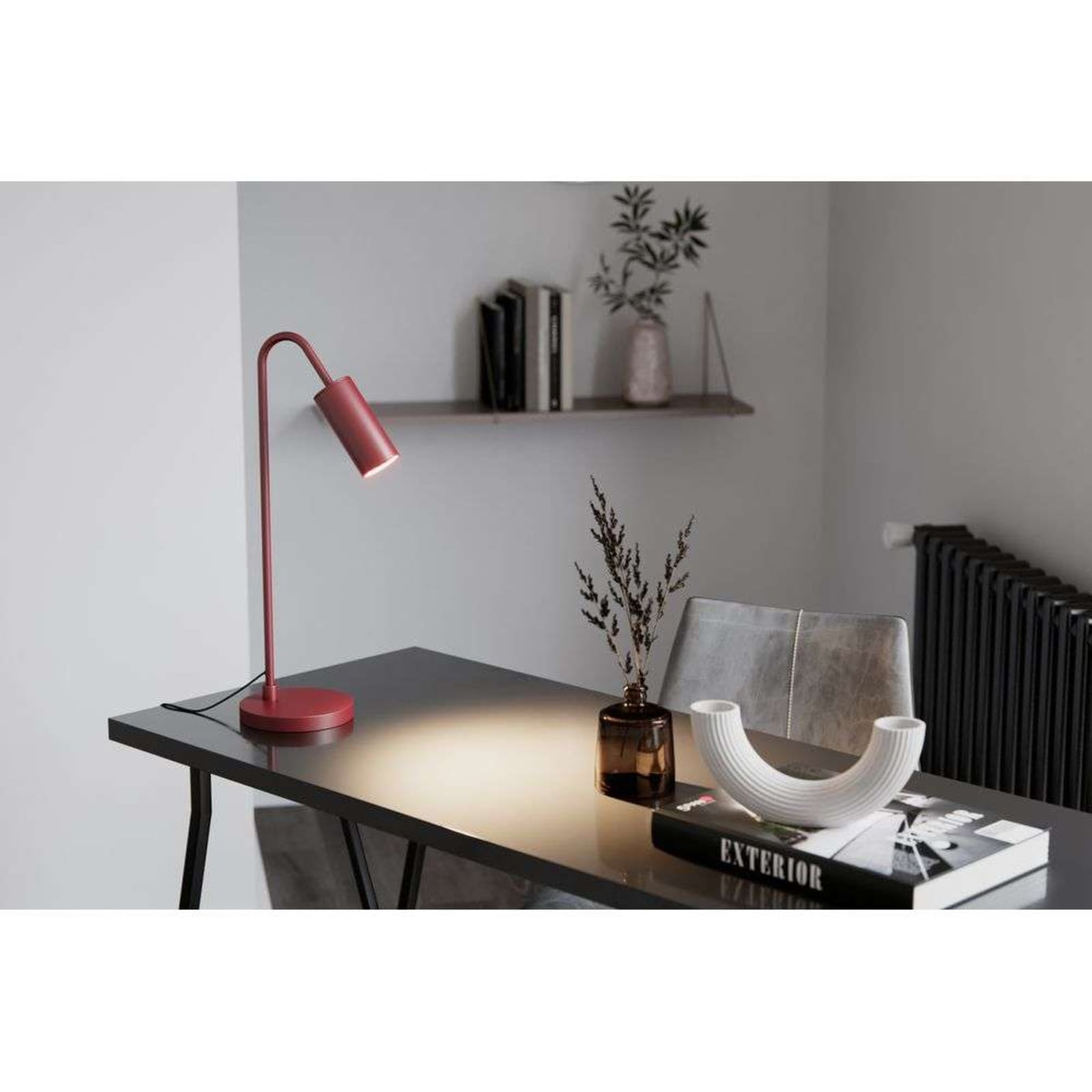 Lampa stołowa Curve marki By Rydéns, ciemnoczerwona, metalowa, GU10 Lampa stołowa Curve marki By Rydéns, ciemnoczerwona, metalowa, GU10