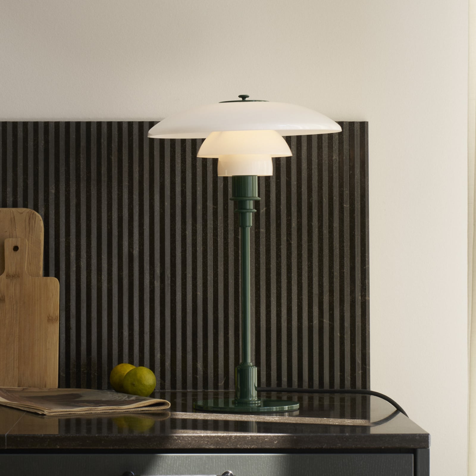 PH 3/2 pöytälamppu, tummanvihreä, Ø 28 cm – Louis Poulsen