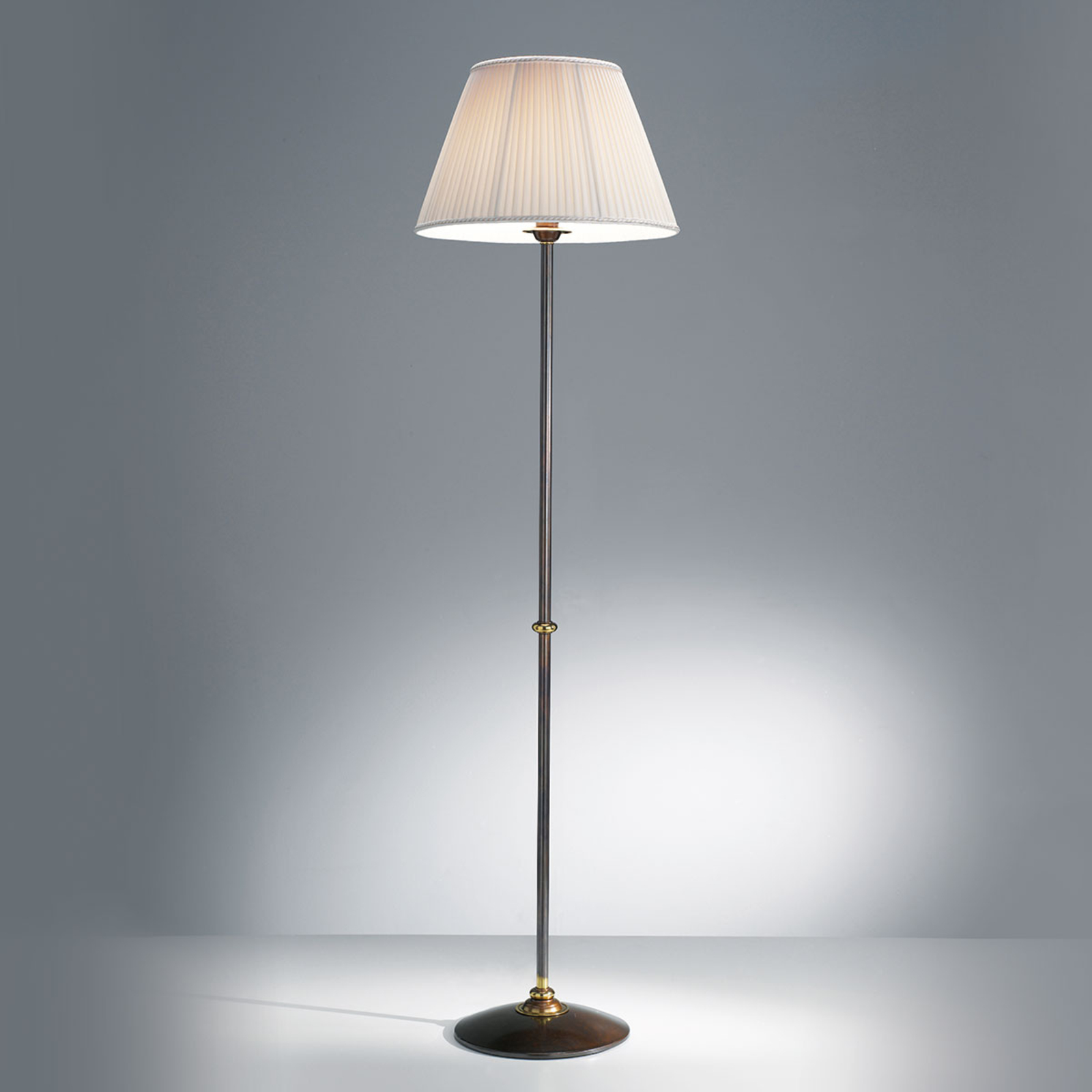 Ponadczasowa lampa stojąca Classic