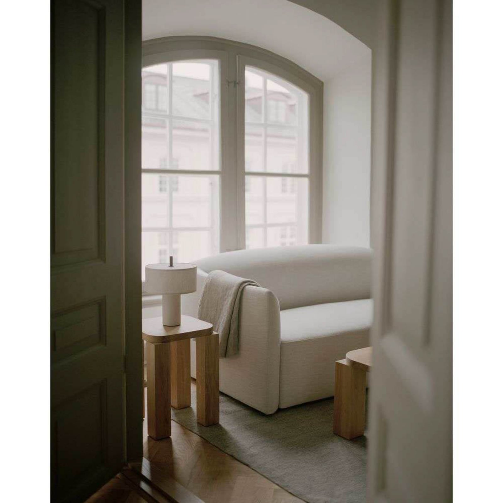 NEW WORKS LED namizna svetilka na baterije Margin Beige, CCT, z možnostjo