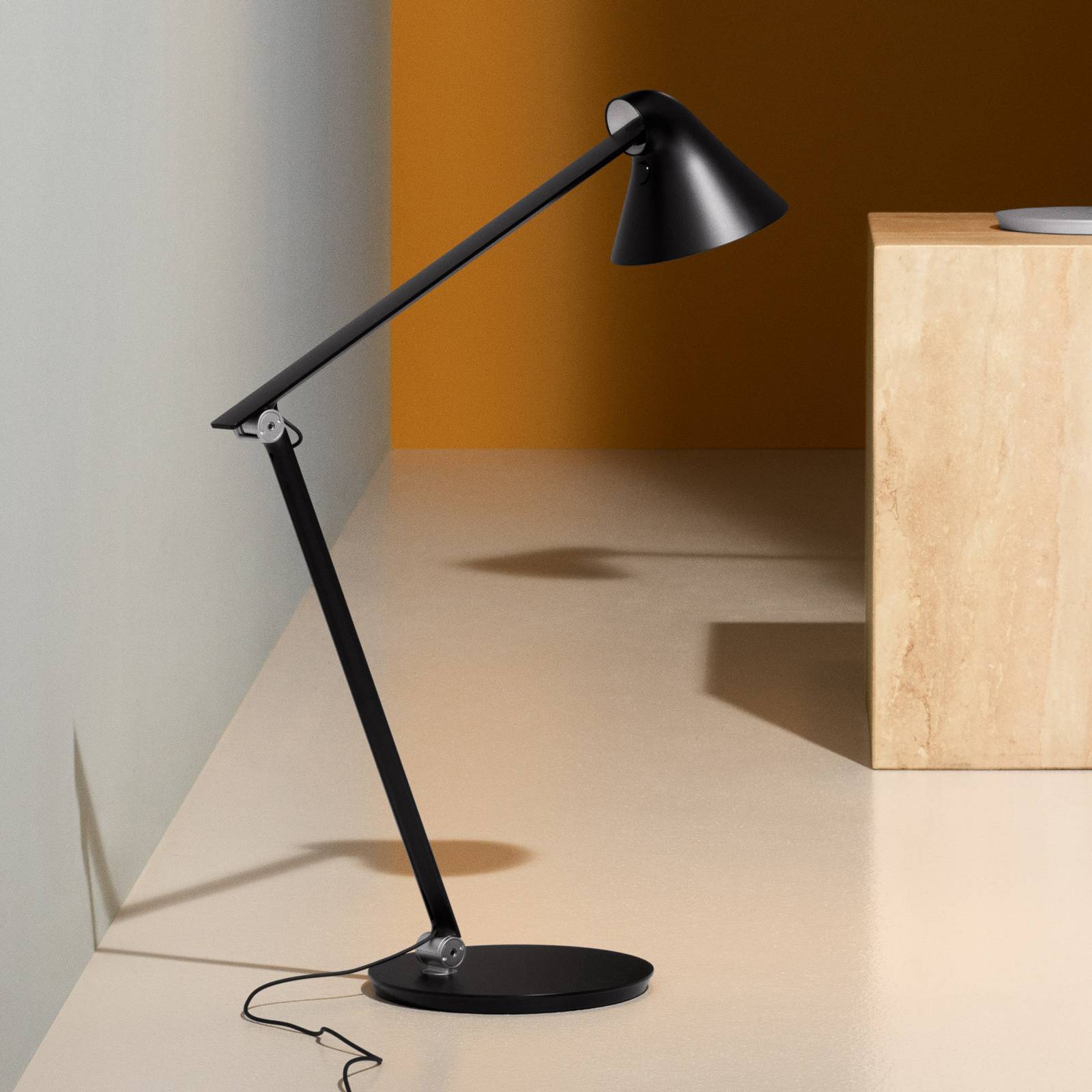 Louis Poulsen NJP lampa stołowa 3 000 K czarna