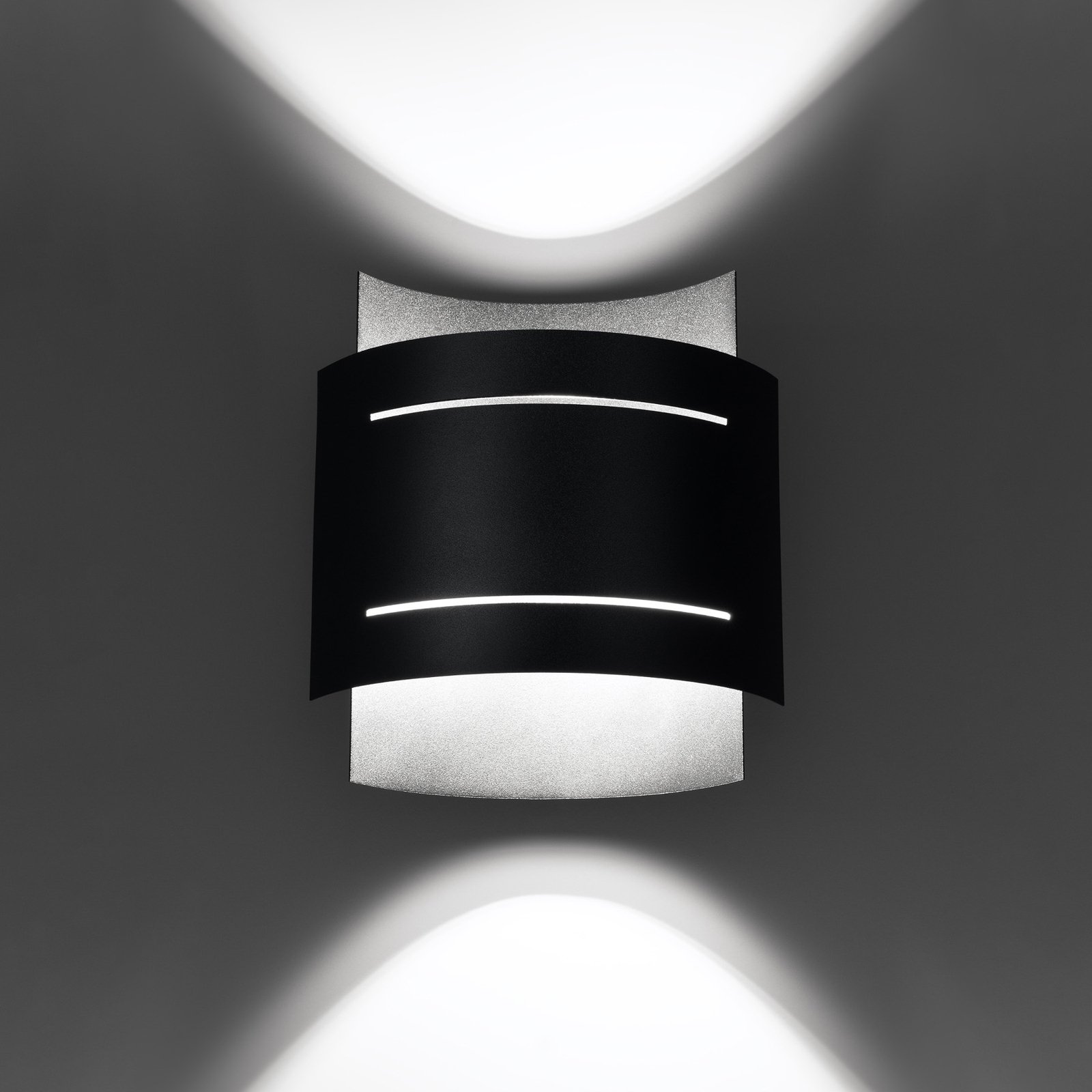 Euluna Isotta væglampe, halvcirkelformet, sort