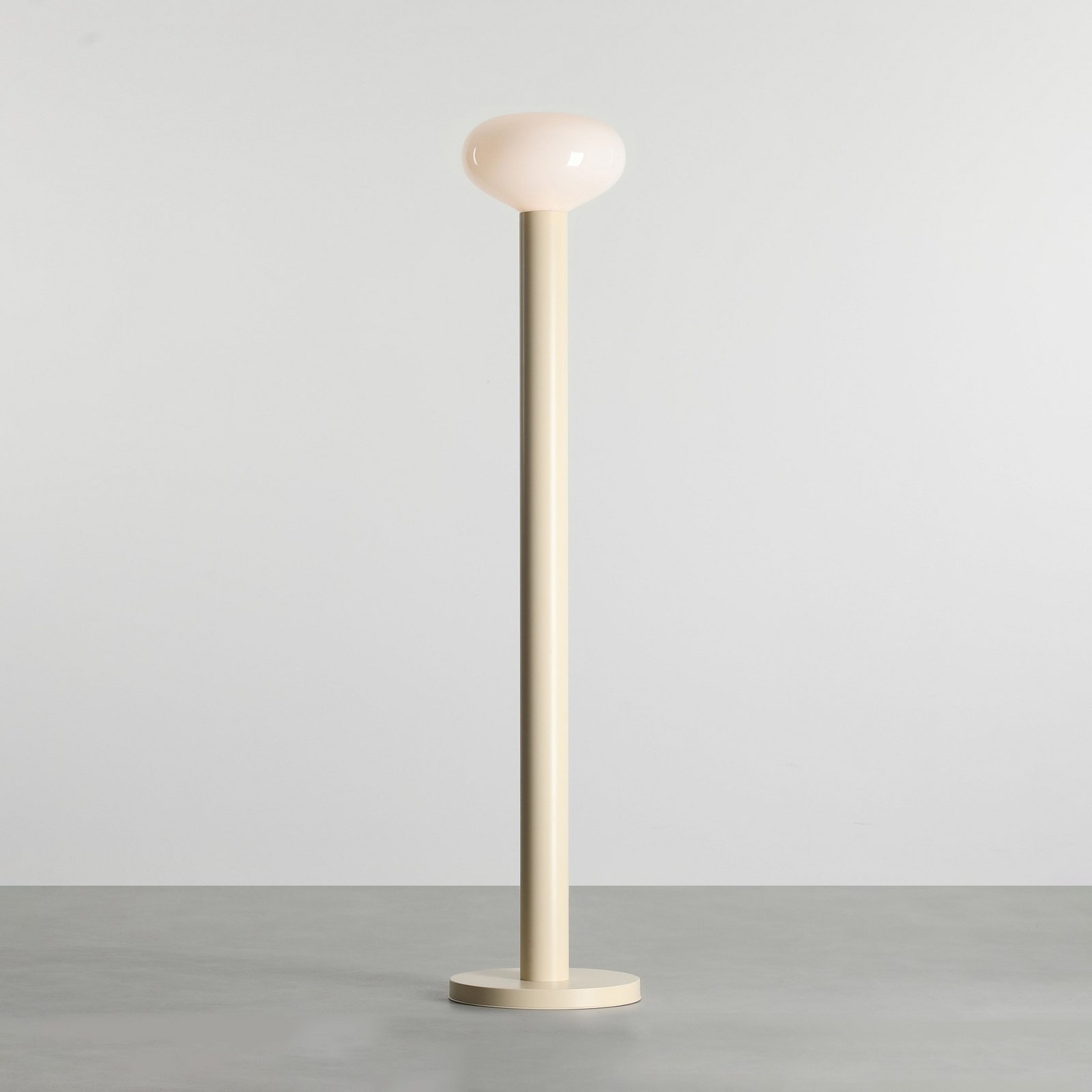 Stāvlampa Flo, smilškrāsā, augstums 138 cm, 1 spuldze, stikls Stāvlampa Flo, smilškrāsā, augstums 138 cm, 1 spuldze, stikls