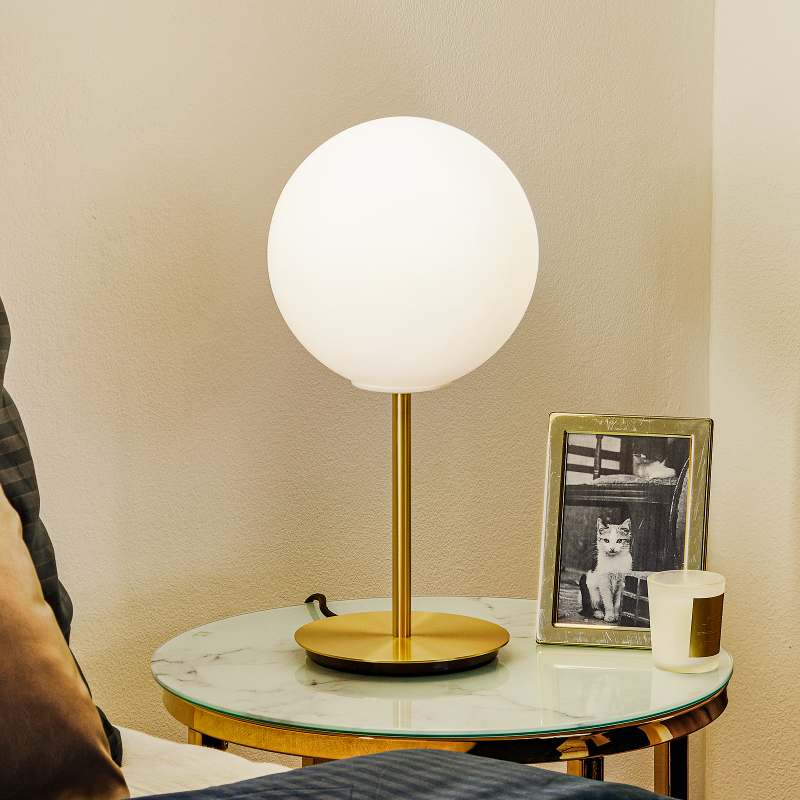 Audo TR Bulb bordslampa 41 cm mässing/opal matt
