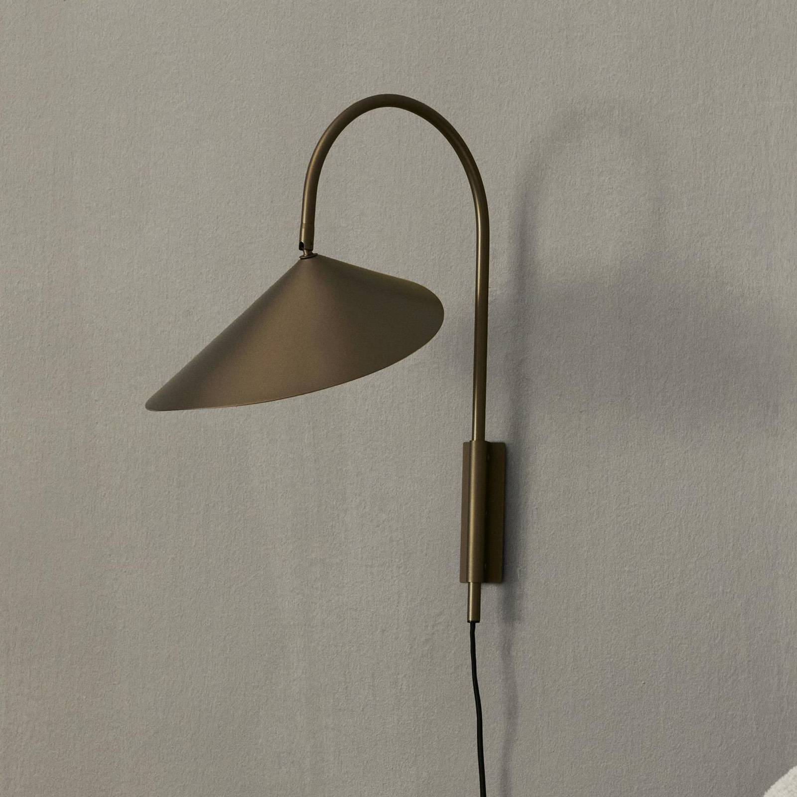 ferm LIVING Arum Svingbar vegglampe bronse 47 cm støpsel