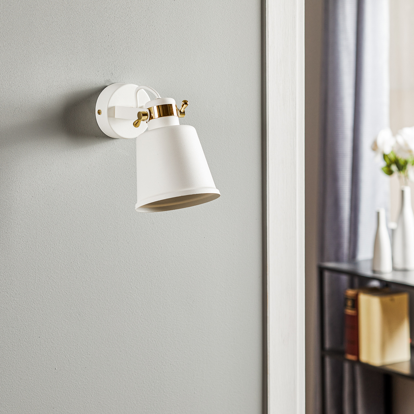 Kerava wall spotlight, one-bulb, white/brass