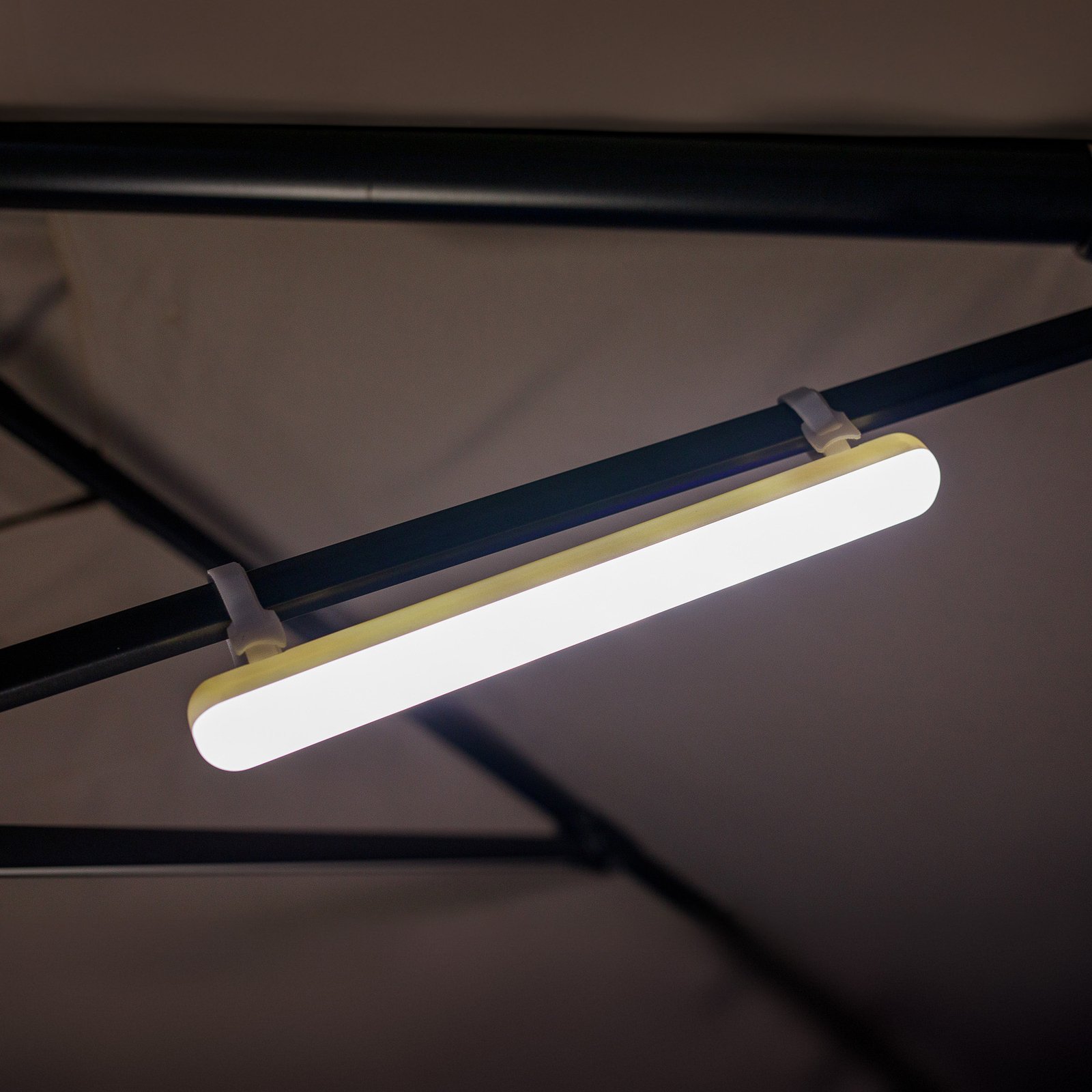 Newgarden LED-Akku-Leuchte Banana, IP54, RGBW, Sonnenschirme