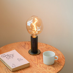 Stolná lampa Tala Knuckle, číre sklo, čierny dub