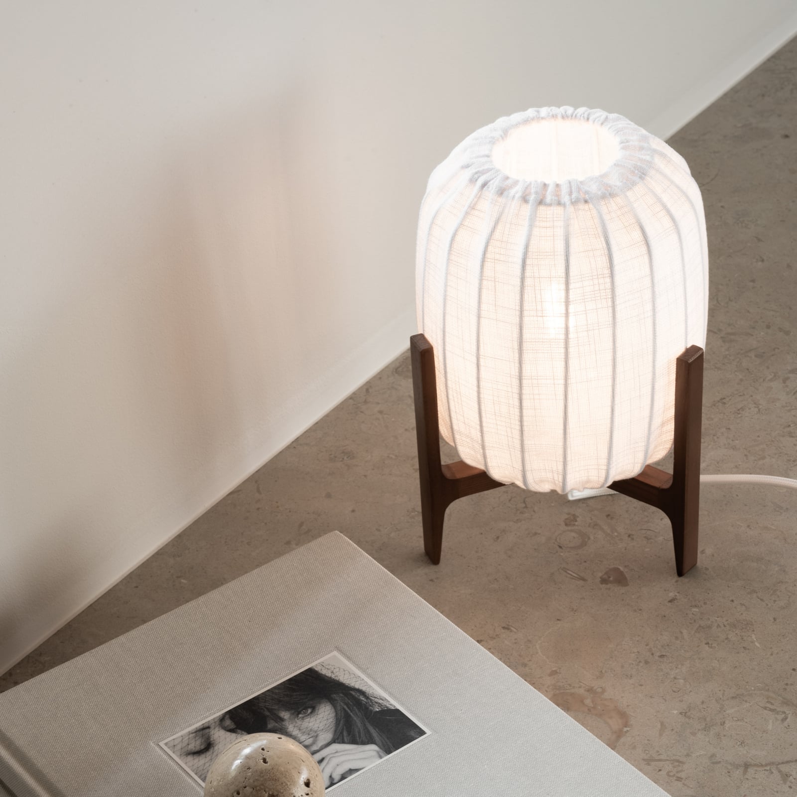 Lampada da tavolo Prisma, frassino/bianco, 24 cm, legno - Watt & Veke