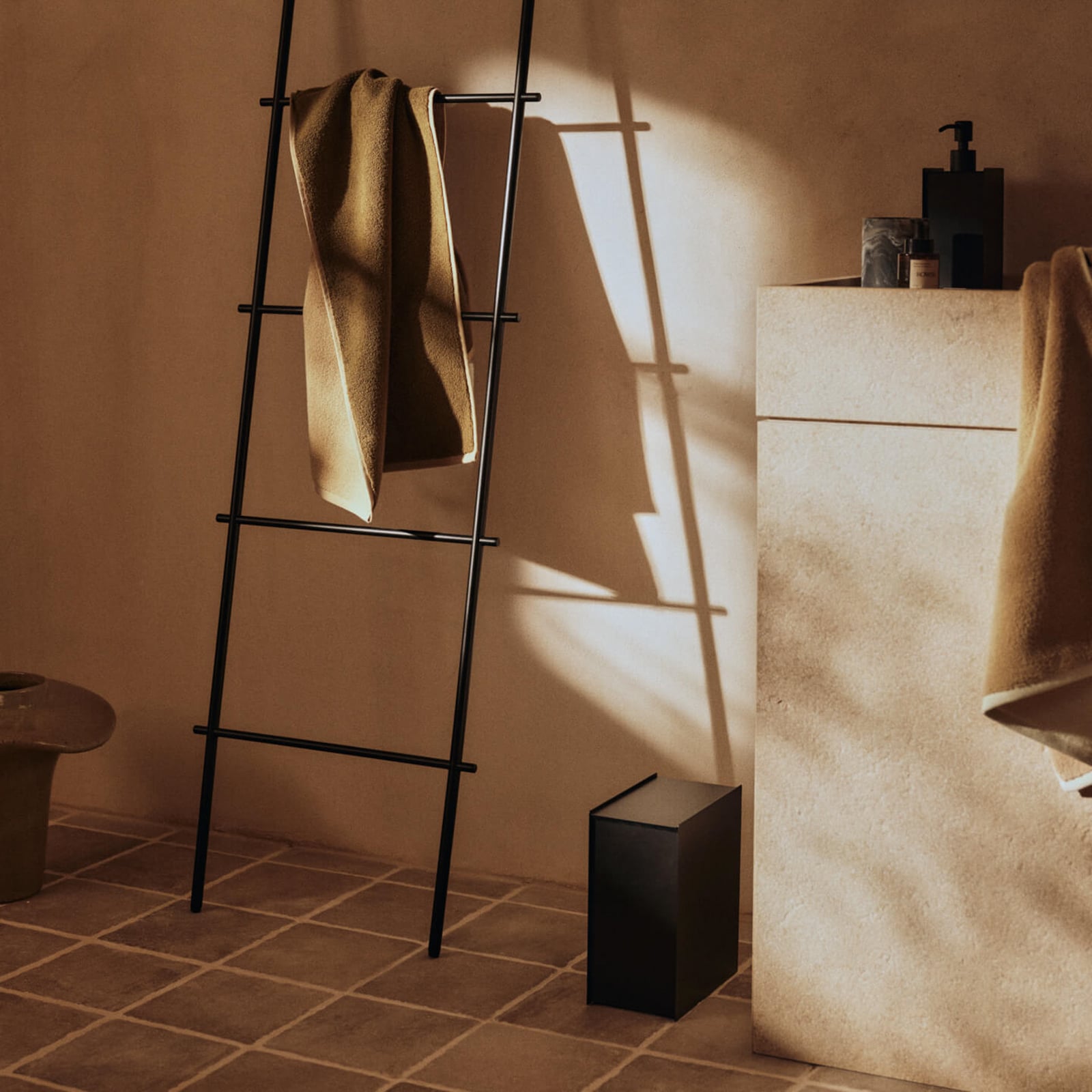 Sama papirkurv, svart, høyde 25 cm, metall - ferm LIVING