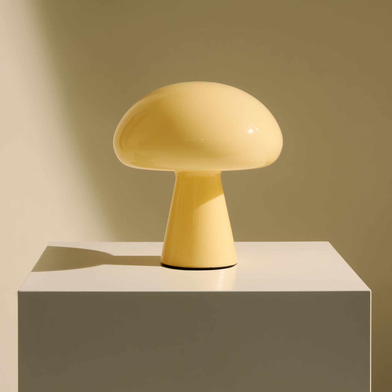 Gubi Obello LED rechargeable table lamp, soft yellow, IP44, glass Gubi Obello LED rechargeable table lamp, soft yellow, IP44, glass