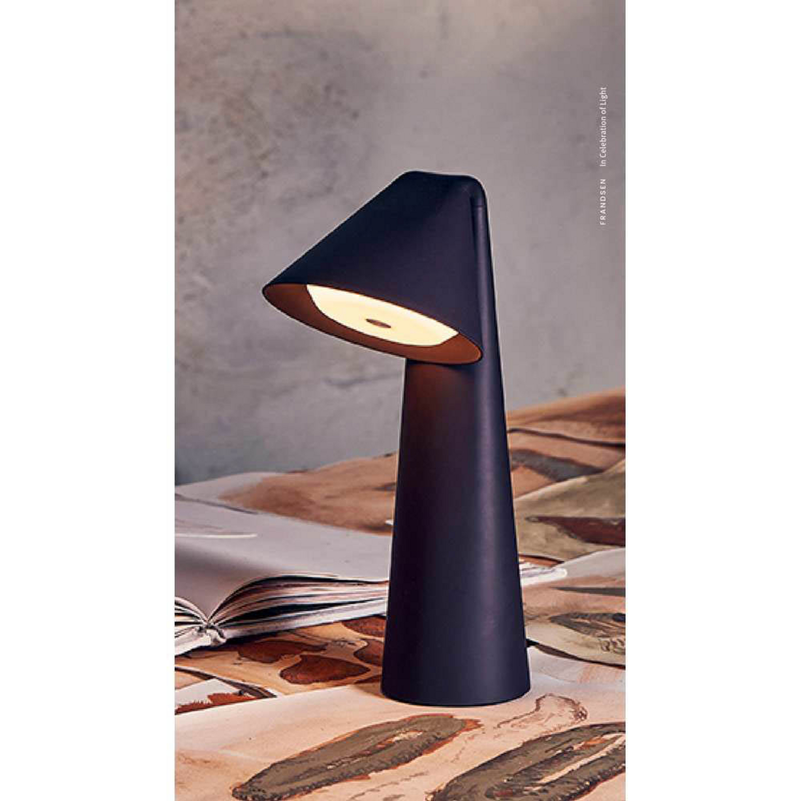 FRANDSEN LED φορητή επιτραπέζια λάμπα Ami, καφέ, 32 cm, ρυθμιζόμενη ένταση FRANDSEN LED φορητή επιτραπέζια λάμπα Ami, καφέ, 32 cm, ρυθμιζόμενη ένταση