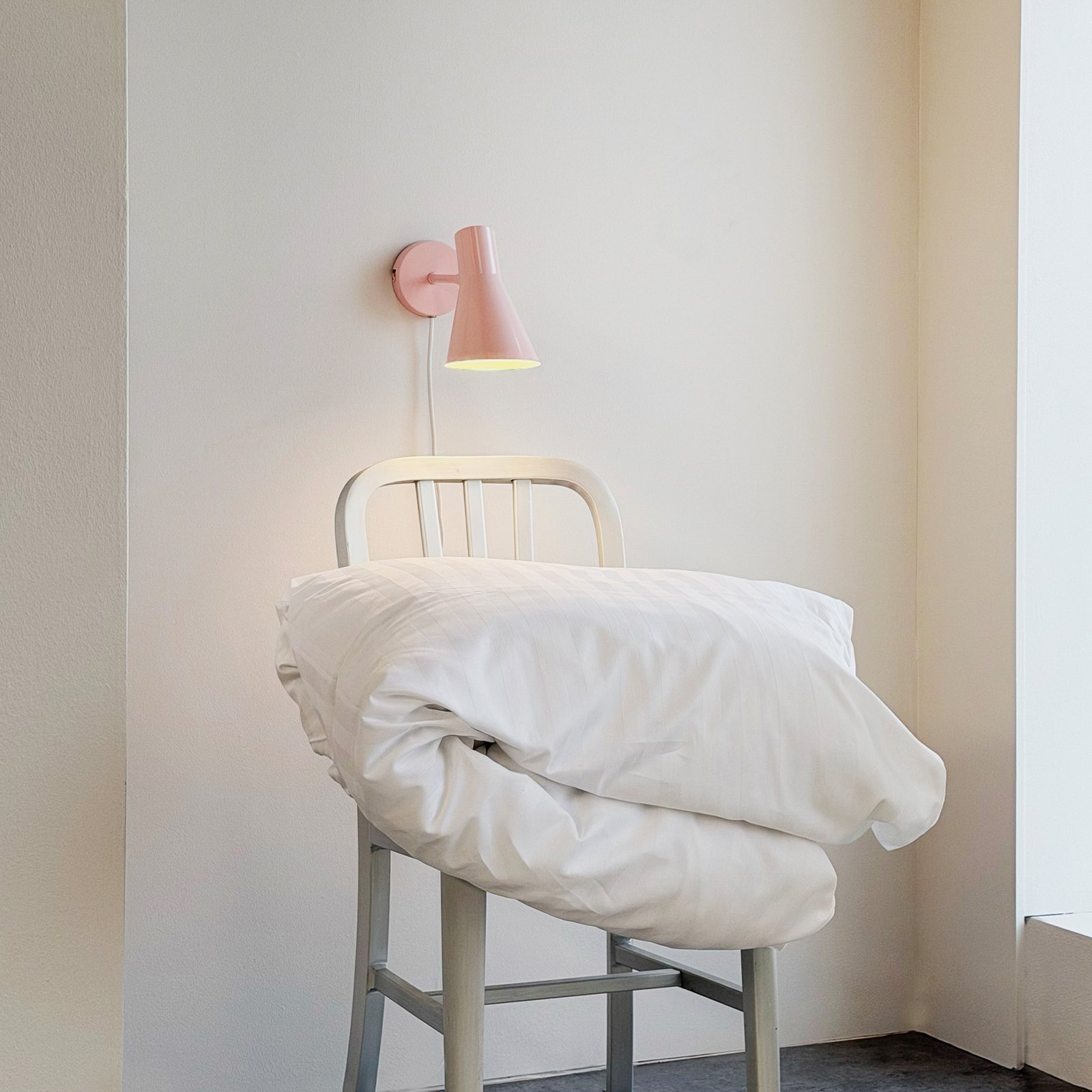 Dyberg Larsen Wandleuchte DL12, rosa, Kabel, E27, Metall Dyberg Larsen Wandleuchte DL12, rosa, Kabel, E27, Metall