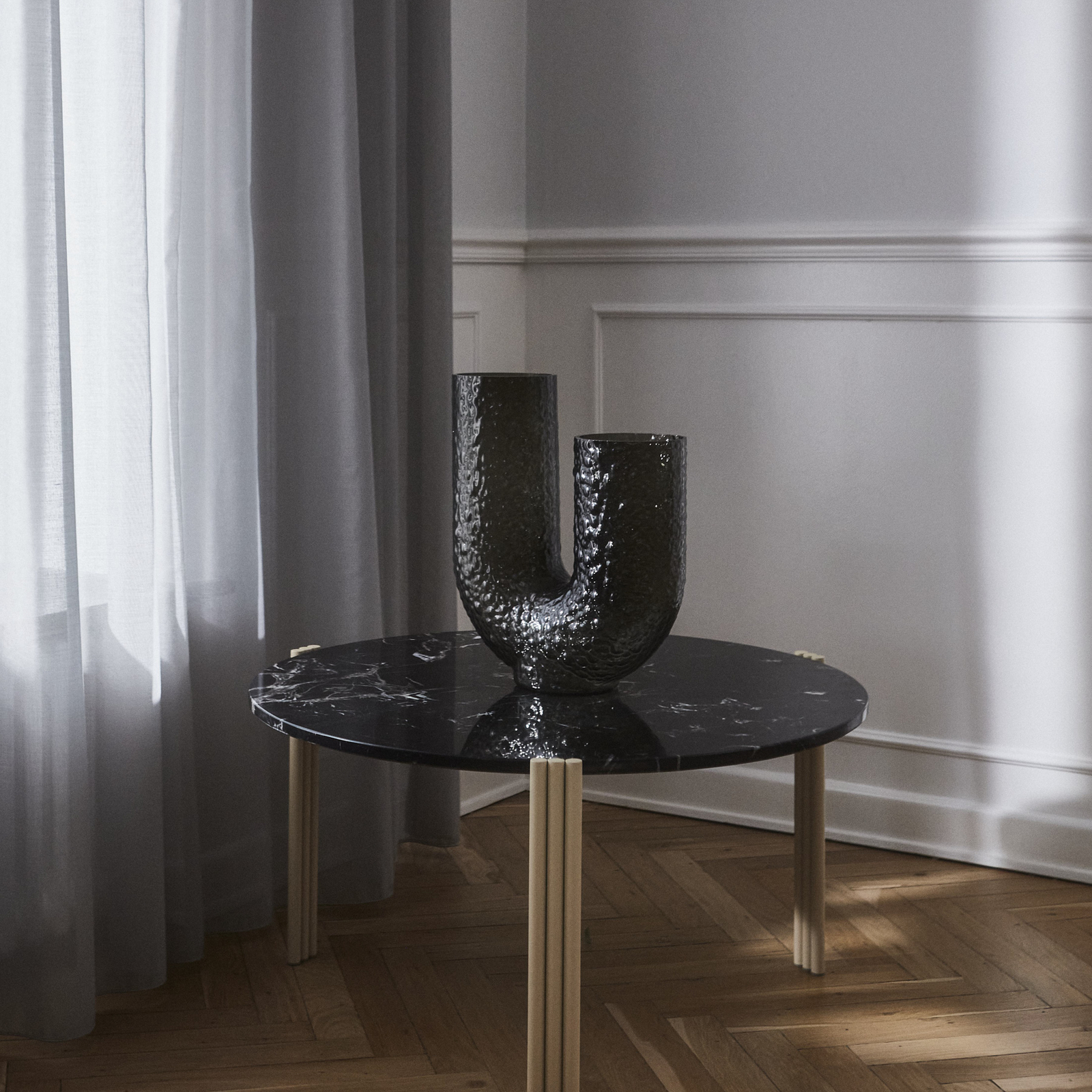 AYTM Vase Arura, noir, hauteur 40 cm, largeur 34 cm, verre 