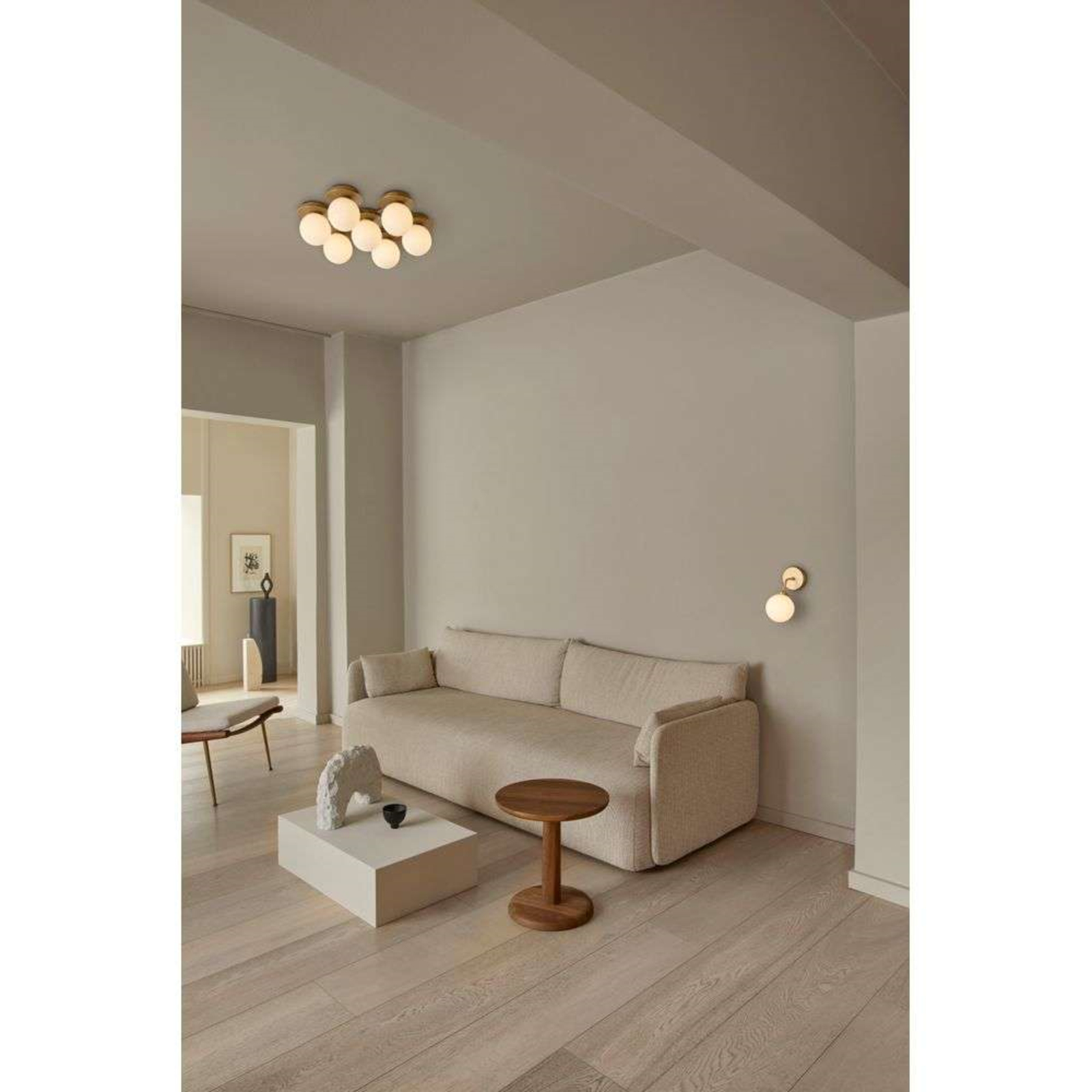 Nuura wandlamp Apiales, hoogte 24 cm, messingkleurig/opaal