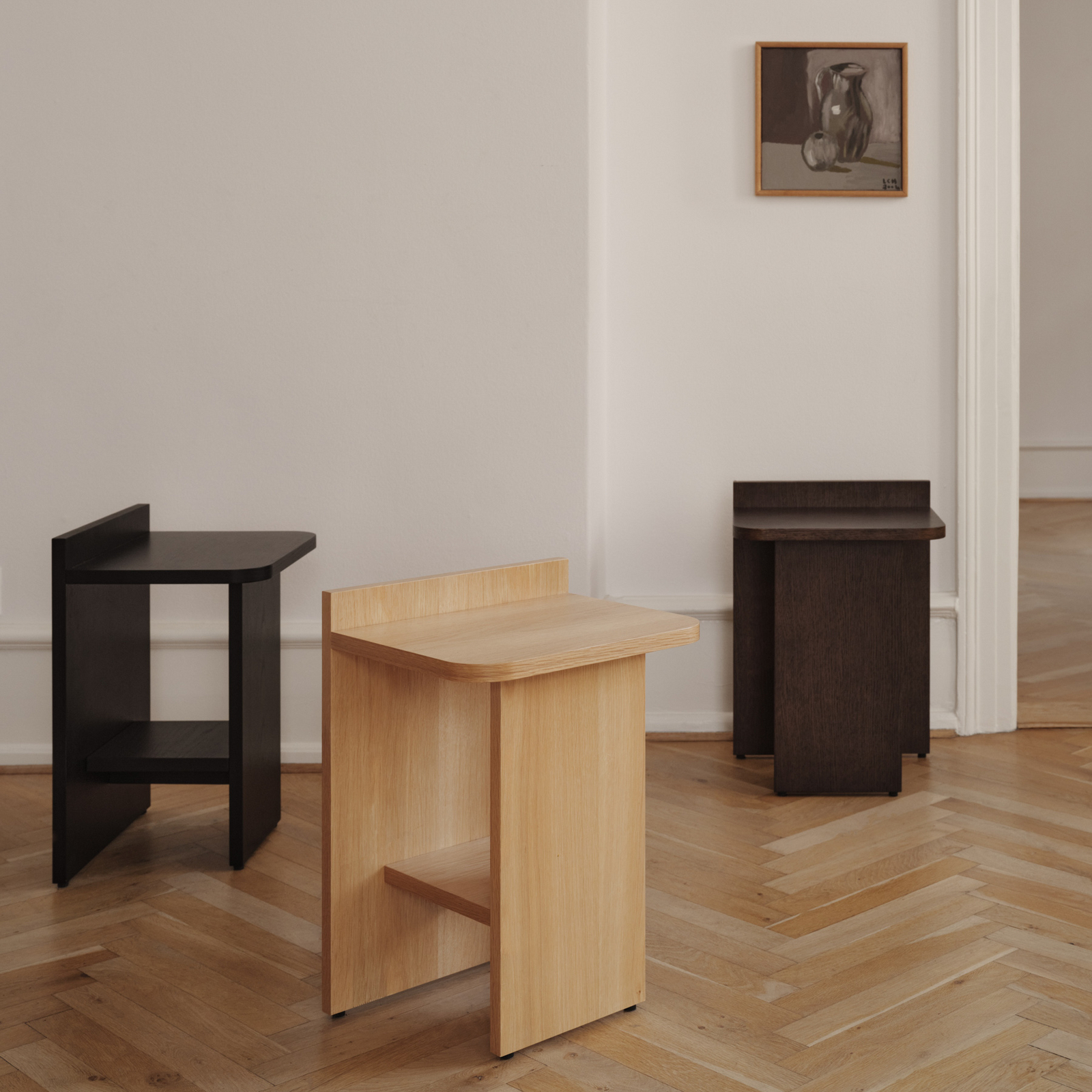 Mesita auxiliar Ismo, negra, 56 cm, chapado de roble - GEJST Mesita auxiliar Ismo, negra, 56 cm, chapado de roble - GEJST