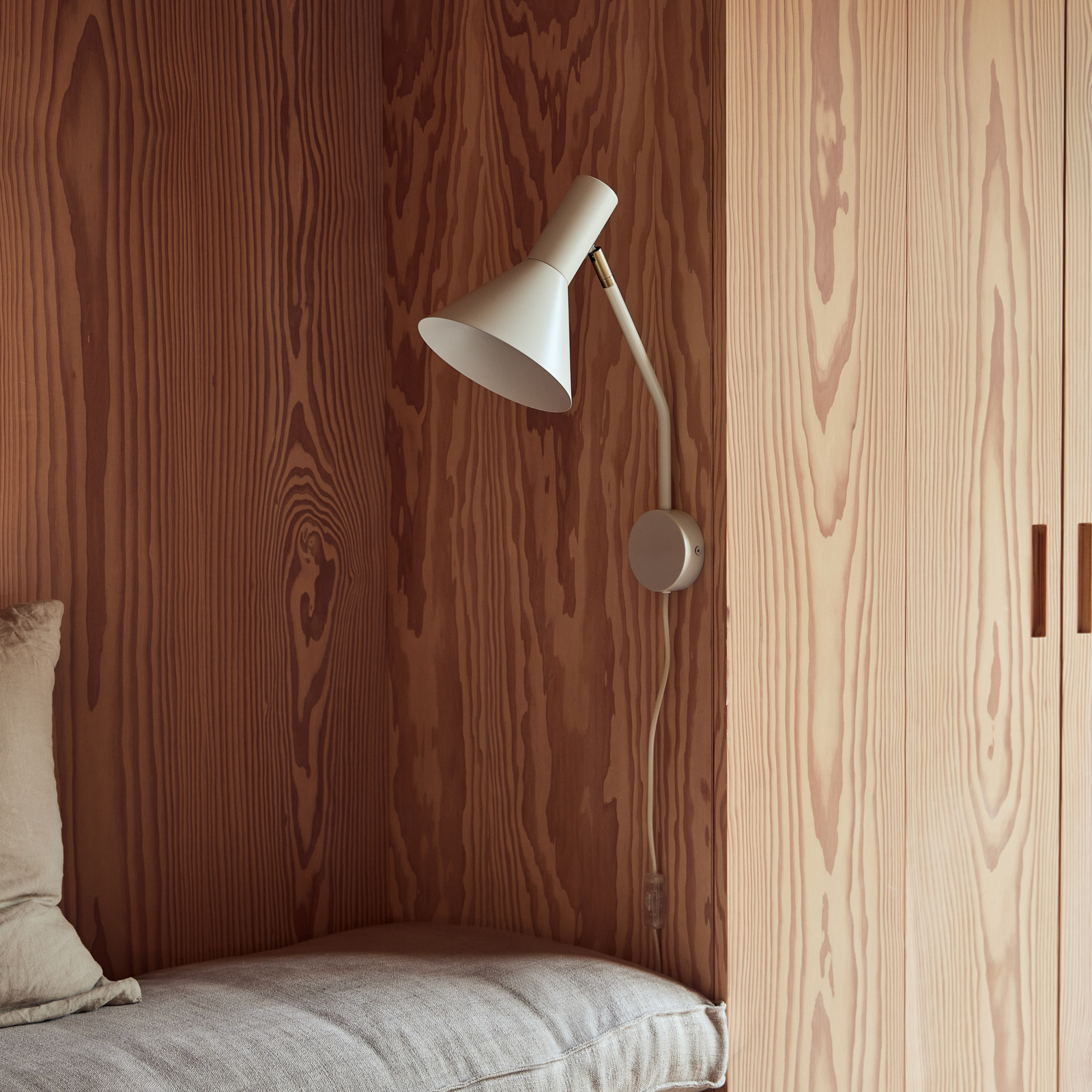 FRANDSEN Wandleuchte Lyss, beige, Stecker, 42 cm hoch, E27