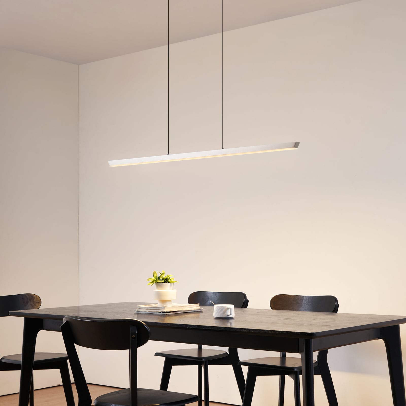 Solvar LED závěsné světlo, stříbrné, 117 cm, CCT, stmívatelné - Lucande