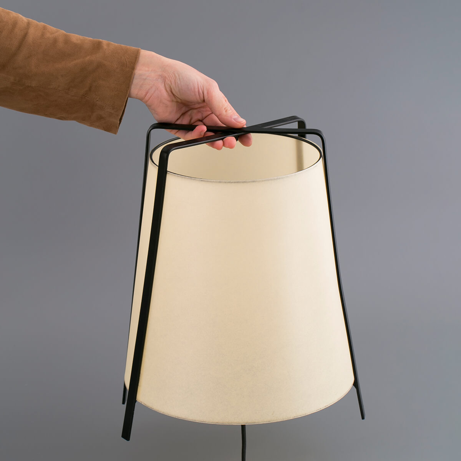 V Španielsku vyrobená stolná lampa Akane