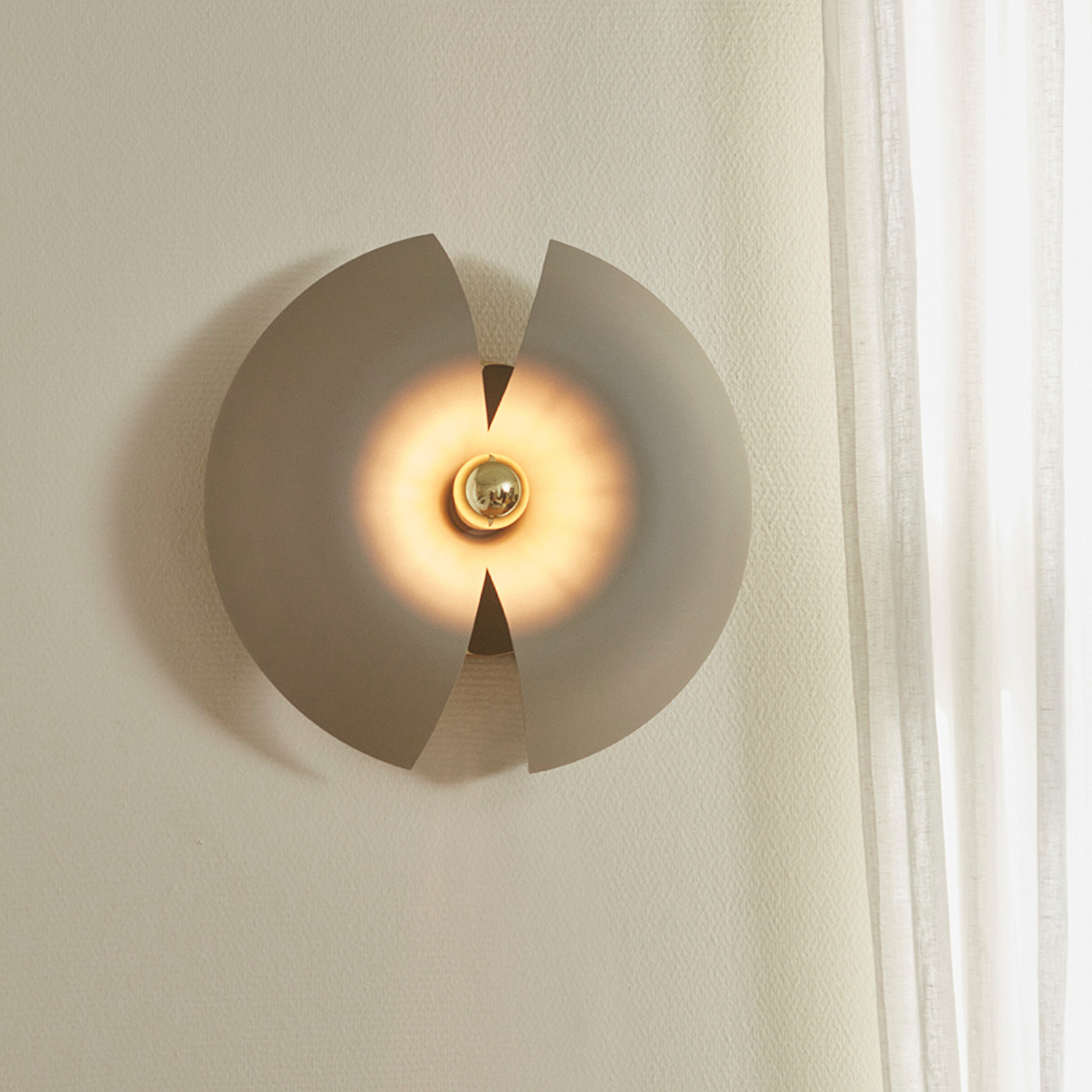 AYTM Cycnus wall light, taupe, Ø 30 cm, plug, aluminium, E27