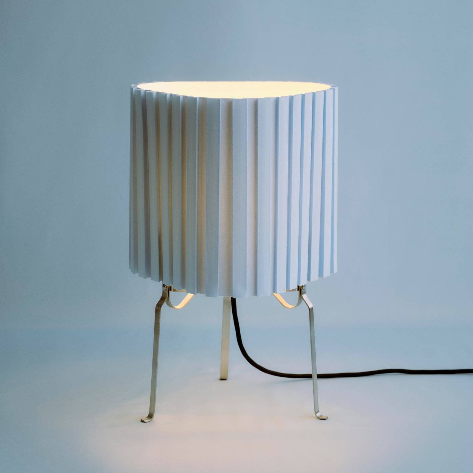 Stolová lampa HAY Canelé, svetlo modrá, výška 37 cm, E14, textil