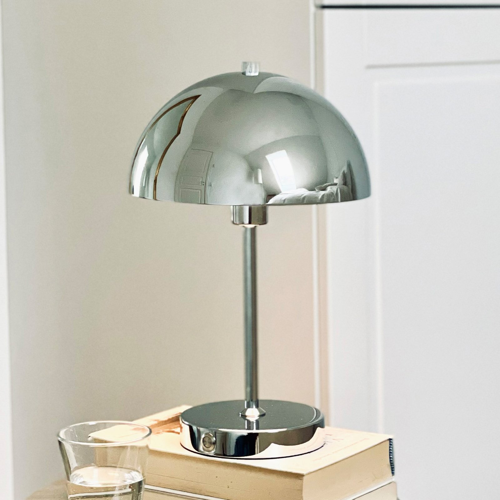 Dyberg Larsen Lampada LED da tavolo ricaricabile Stockholm, cromata