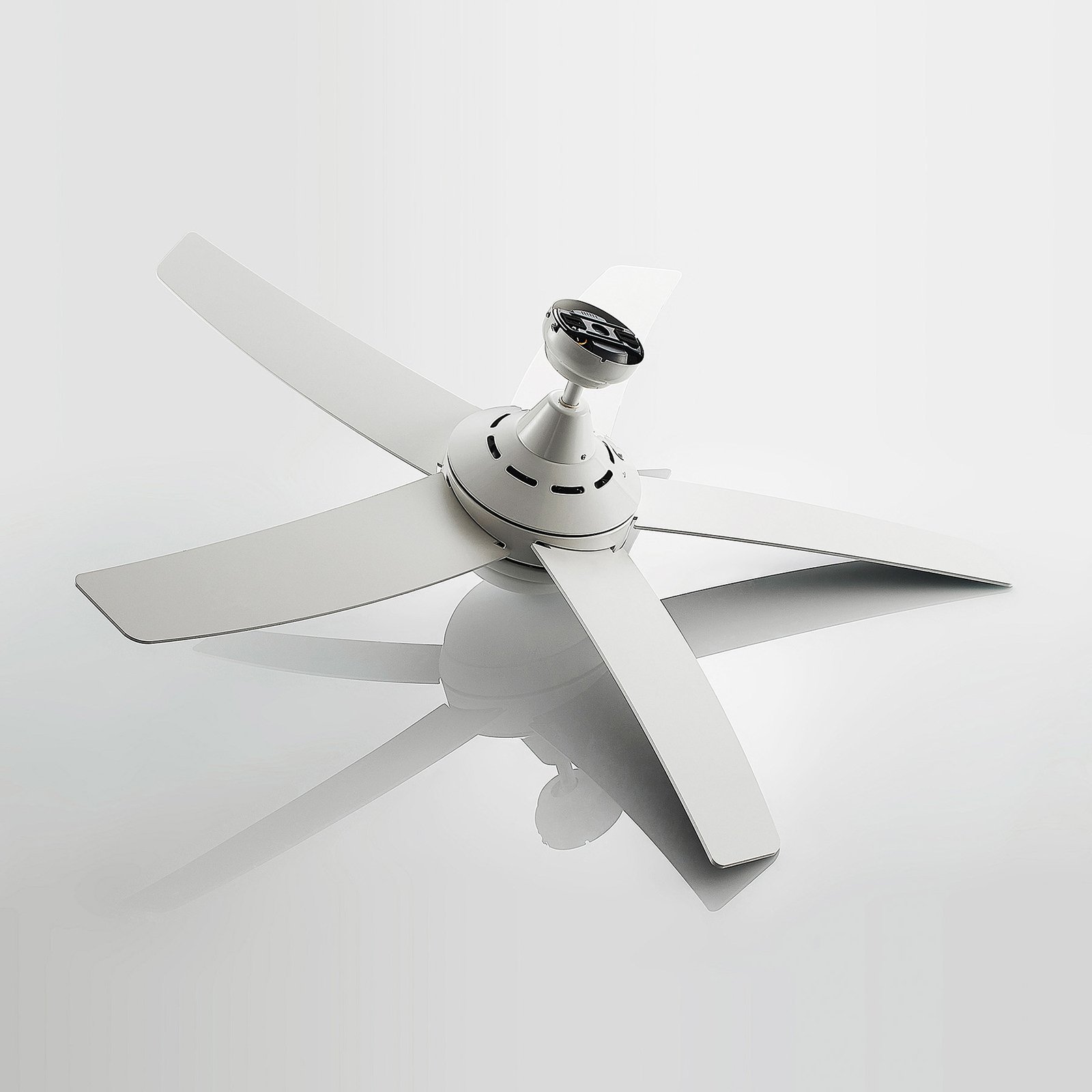 Stropný ventilátor Lindby s osvetlením Auraya, tichý, biely, 130 cm