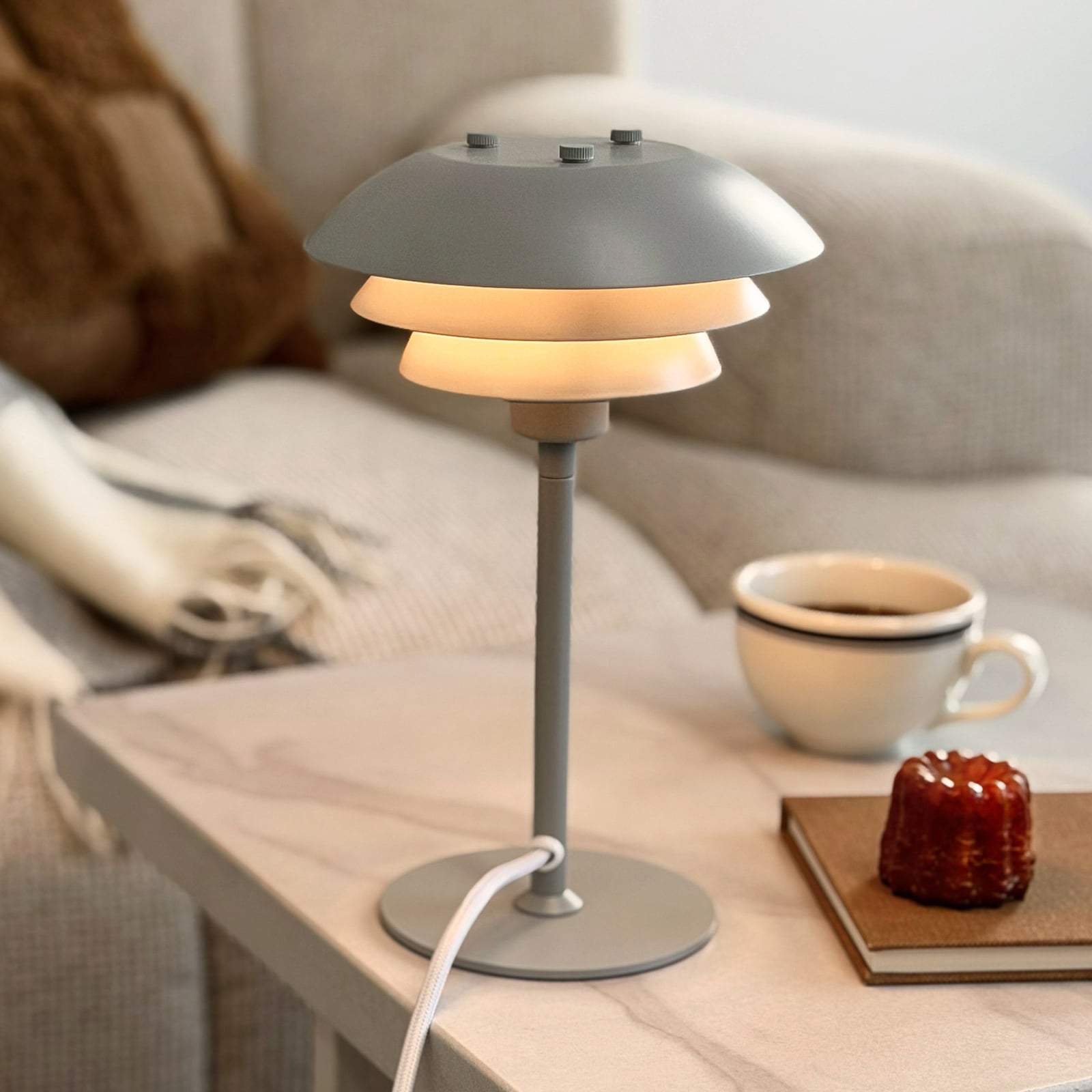 SIXTEEN bordlampe, mat grå, metal, E27 – Dyberg Larsen SIXTEEN bordlampe, mat grå, metal, E27 – Dyberg Larsen