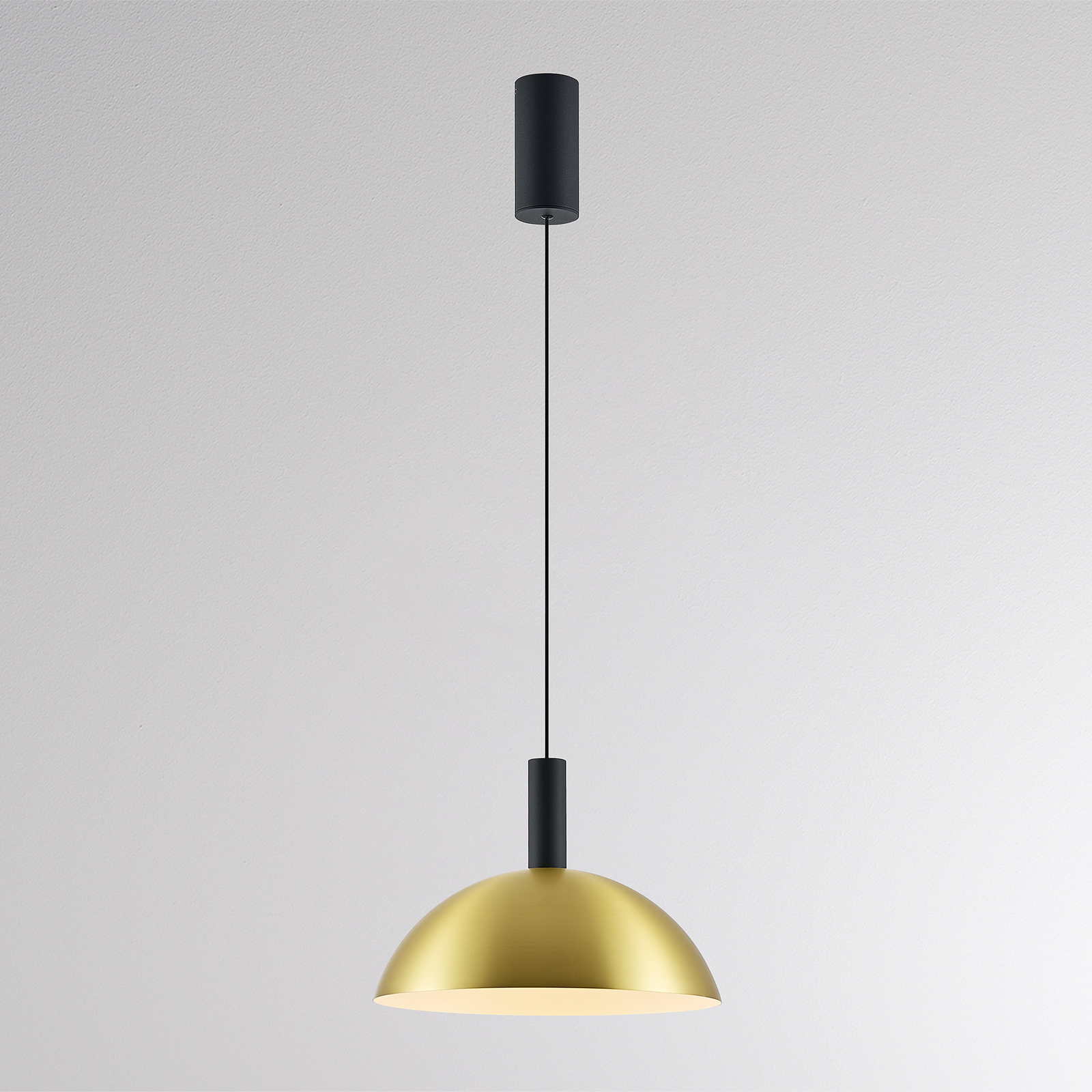 LED-hänglampa LORA II, mässing, Ø 24 cm, dimbar, 40° CCT LED-hänglampa LORA II, mässing, Ø 24 cm, dimbar, 40° CCT