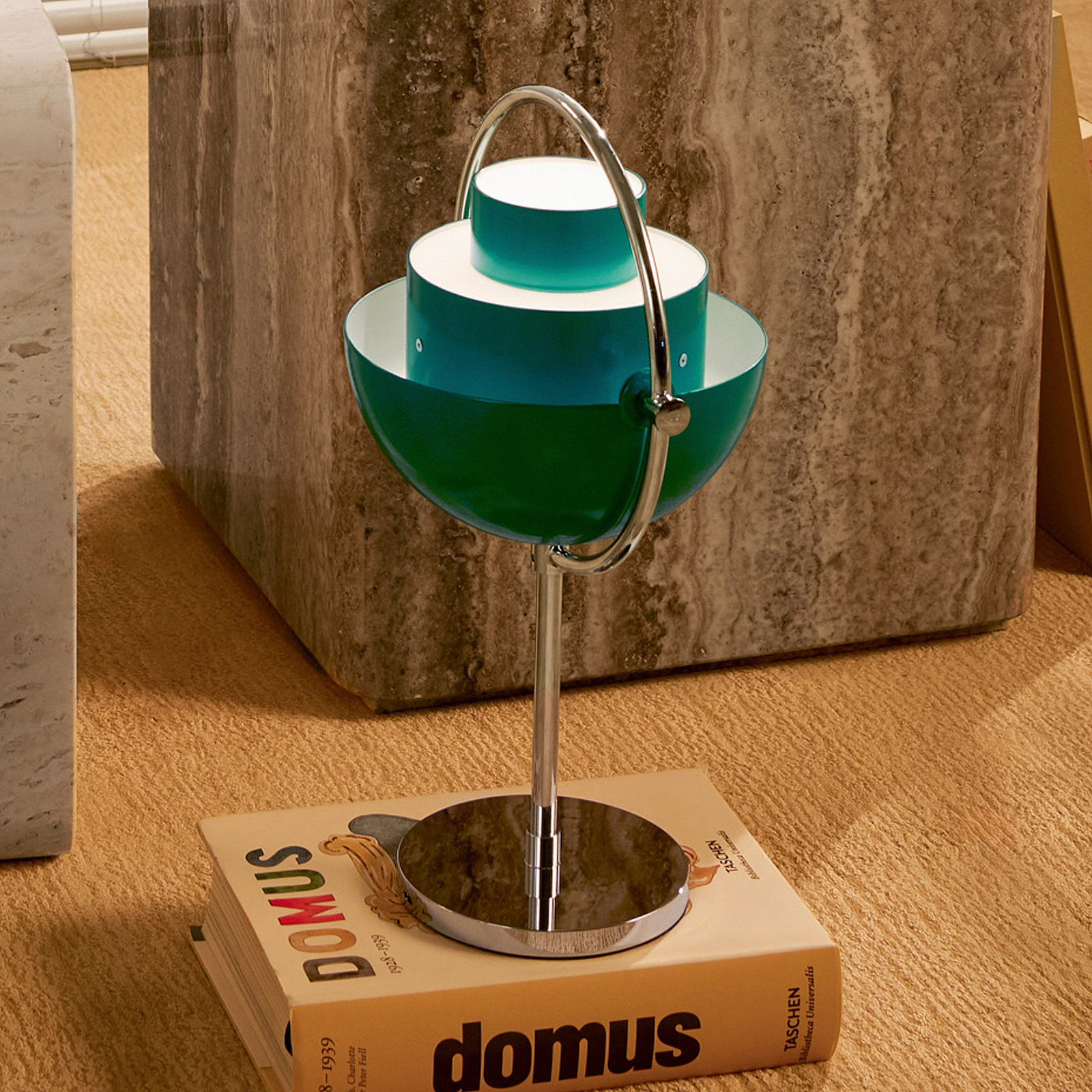 Gubi Multi-Lite stolna lampa na baterije, krom/plavo-zelena, V 30 cm