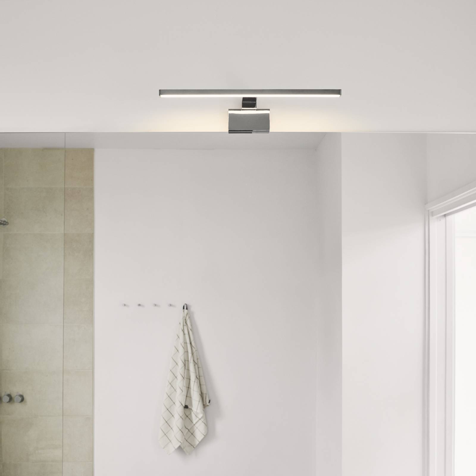 E-shop Nástenné svietidlo LED do kúpeľne Marlee, kov, chrómový povrch, 50 cm, 3