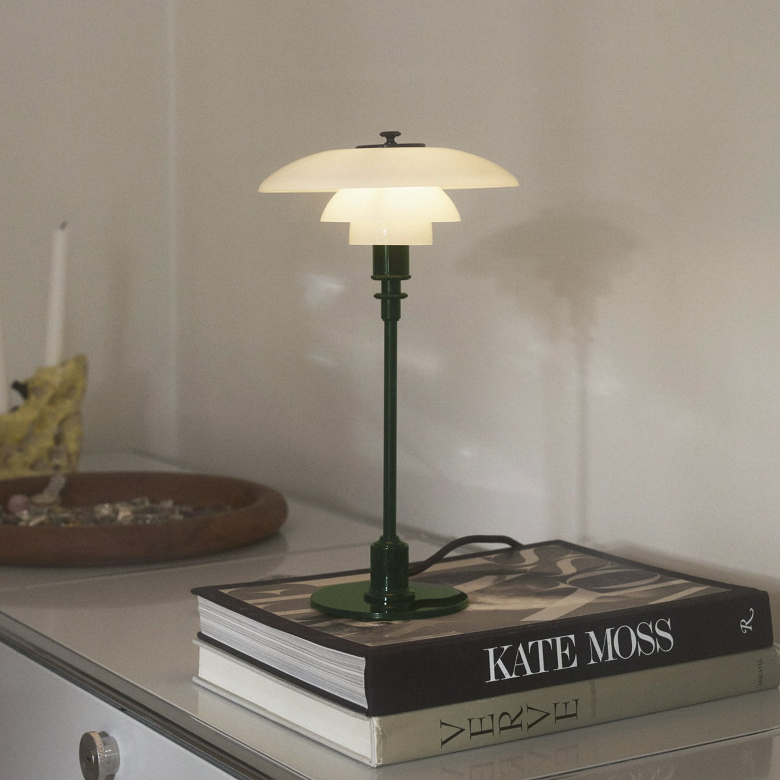 Louis Poulsen galda lampa PH 2/1, tumši zaļa, Ø 20 cm Louis Poulsen galda lampa PH 2/1, tumši zaļa, Ø 20 cm