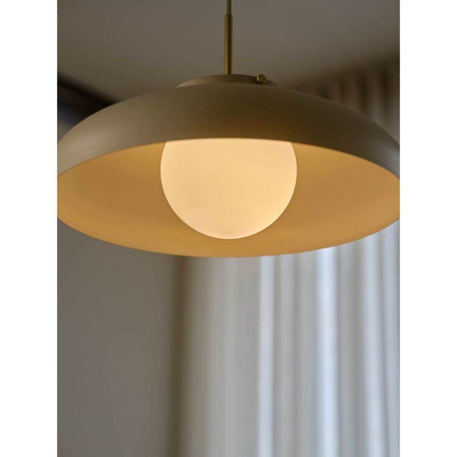 Lampă suspendată Latif, culoare bej, Ø 40 cm, alamă