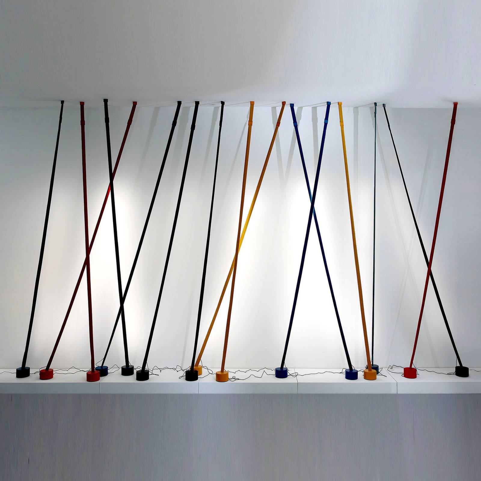 Martinelli Luce Elastica gulvlampe som bånd grå