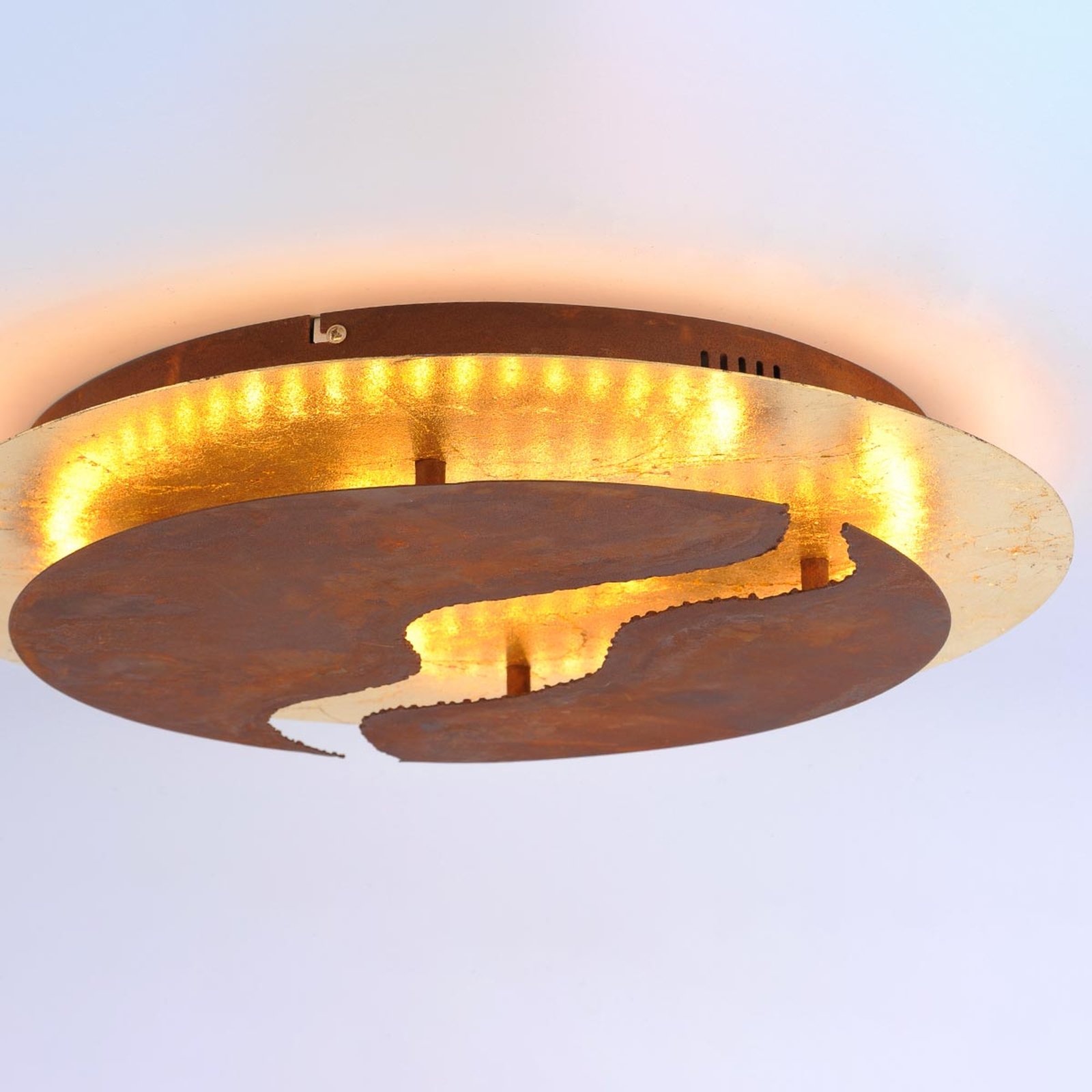 LED-taklampe Nevis, rund, Ø 50 cm, brun og gull