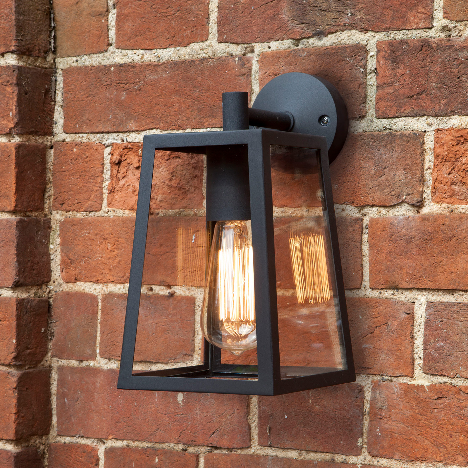 Buitenwandlamp Calvi met zwart kader