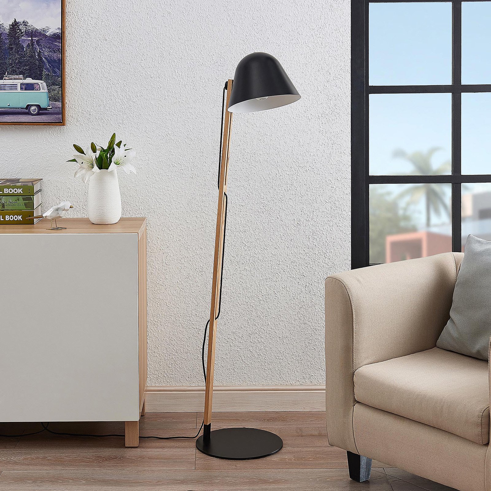 Lindby Tetja floor lamp with a wooden rod, black