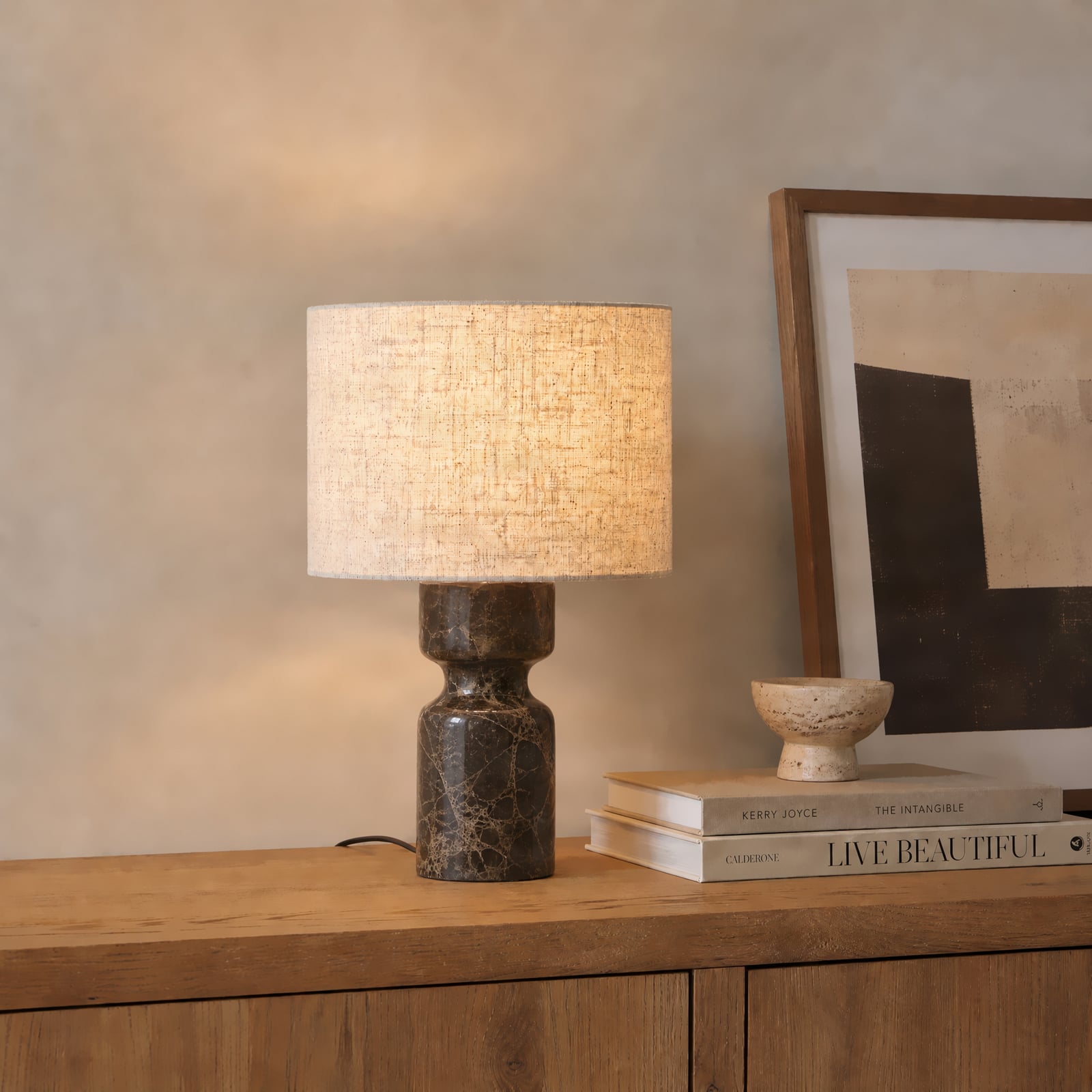 Stolová lampa Lucande Marcella, výška 45 cm, hnedá/krémová, mramor Stolová lampa Lucande Marcella, výška 45 cm, hnedá/krémová, mramor