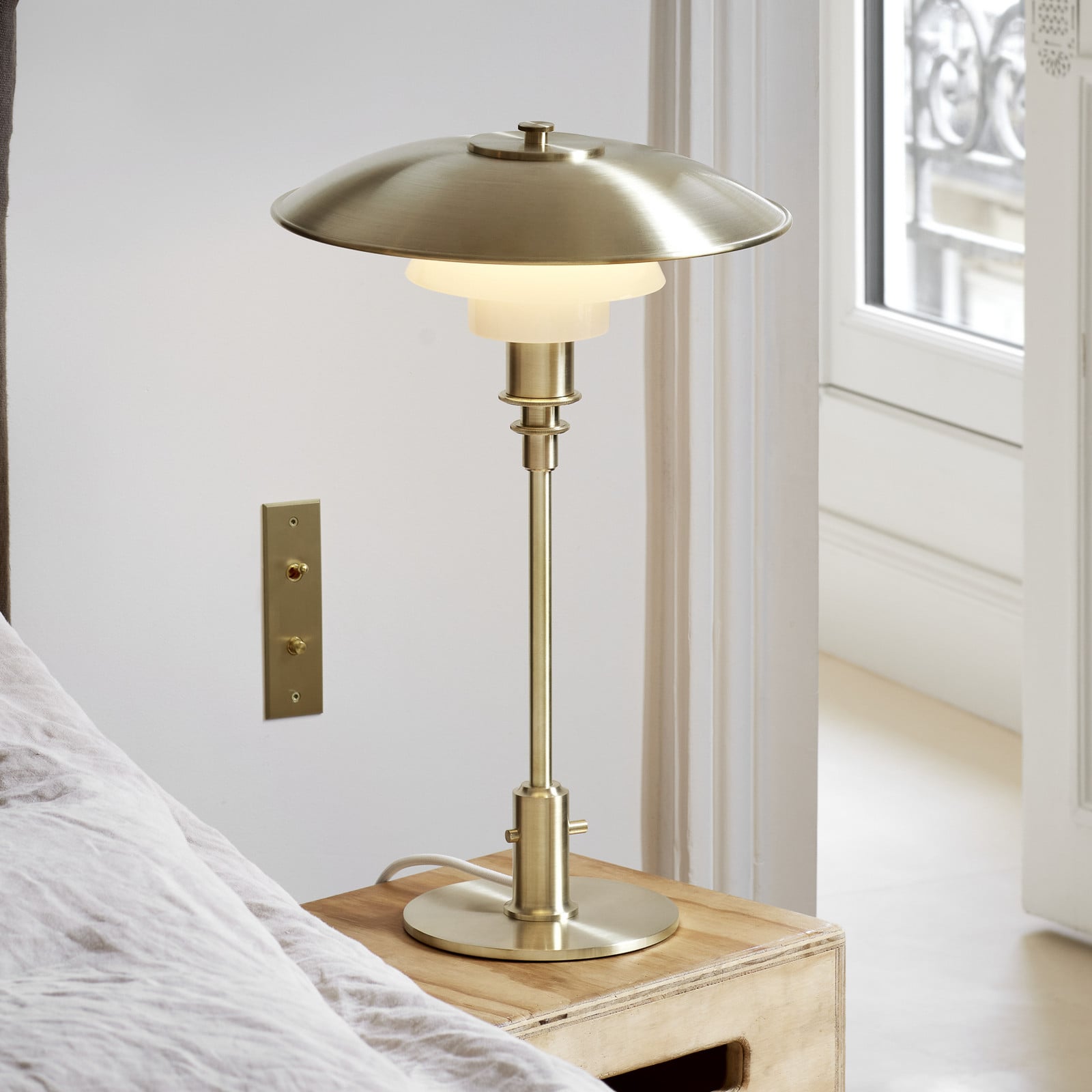 PH 3/2 bordslampa, m&auml;ssing/vit, 48 cm, glas Louis Poulsen - Vardagsrum - Design - Metall - Med lampsk&auml;rm