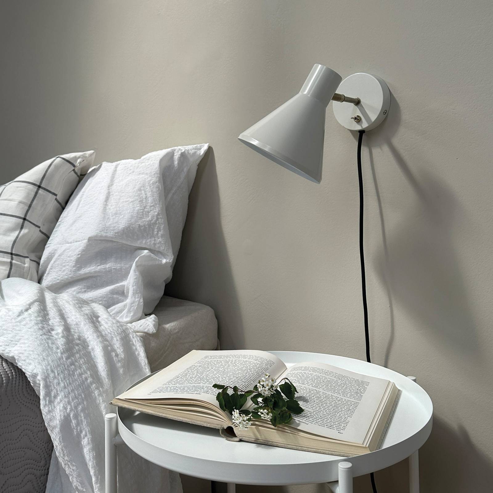 Lampa ścienna Dyberg Larsen Sleep, kitowa biel, Ø 15 cm, stal