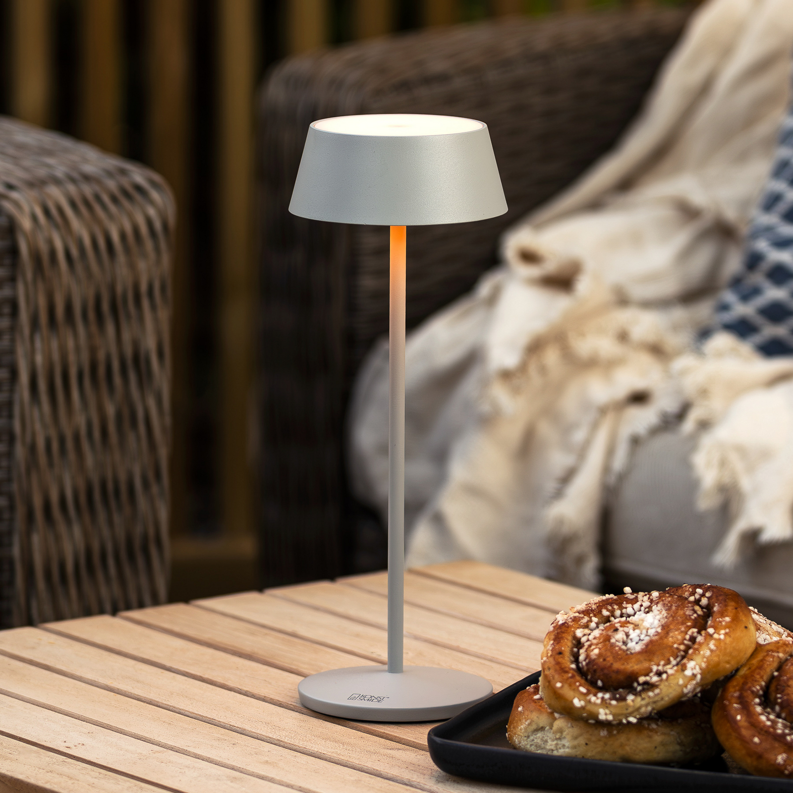 LED-akutoitel laualamp Menton, hall, kõrgus 27 cm, IP54, USB LED-akutoitel laualamp Menton, hall, kõrgus 27 cm, IP54, USB