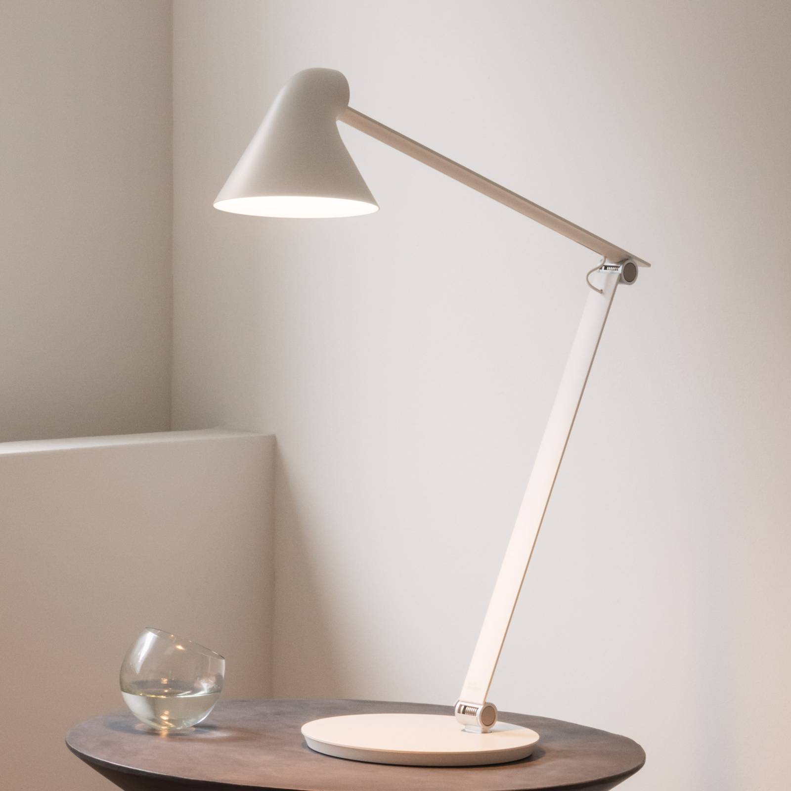 E-shop Louis Poulsen NJP stolová lampa 3 000 K biela