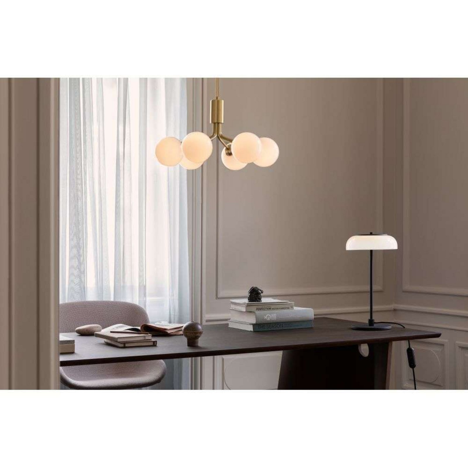 Nuura Pendelleuchte Apiales 6, Ø 50 cm, messingfarben/opal