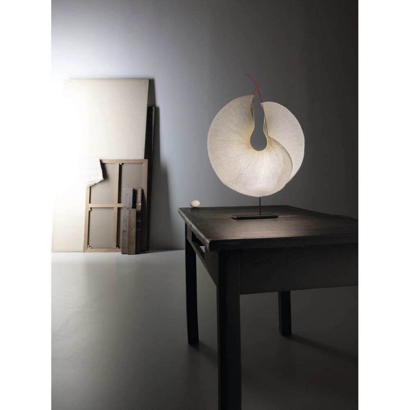 Yoruba Rose Table Lamp Natural White/Anthracite - Ingo Maurer