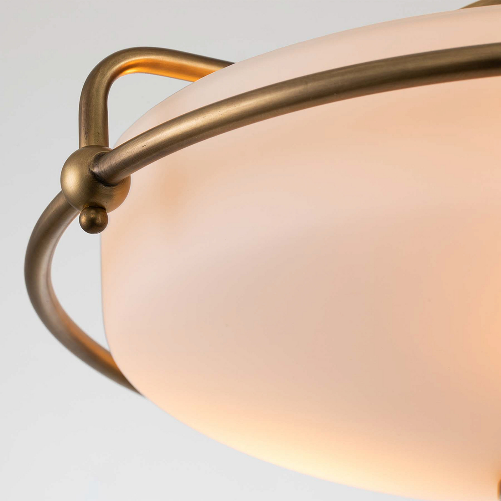 Plafoniera Griffin F, Ø 42 cm, paralume in vetro opalino, ottone Plafoniera Griffin F, Ø 42 cm, paralume in vetro opalino, ottone